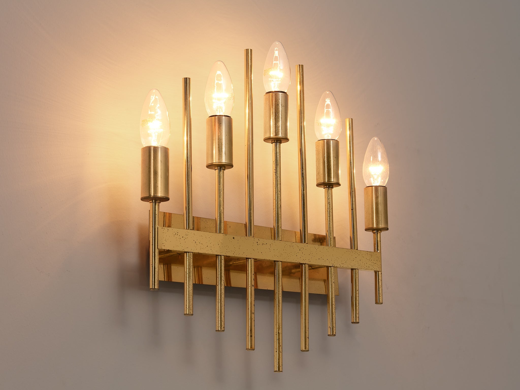 Elegant Wall Light in Brass lighting Morentz