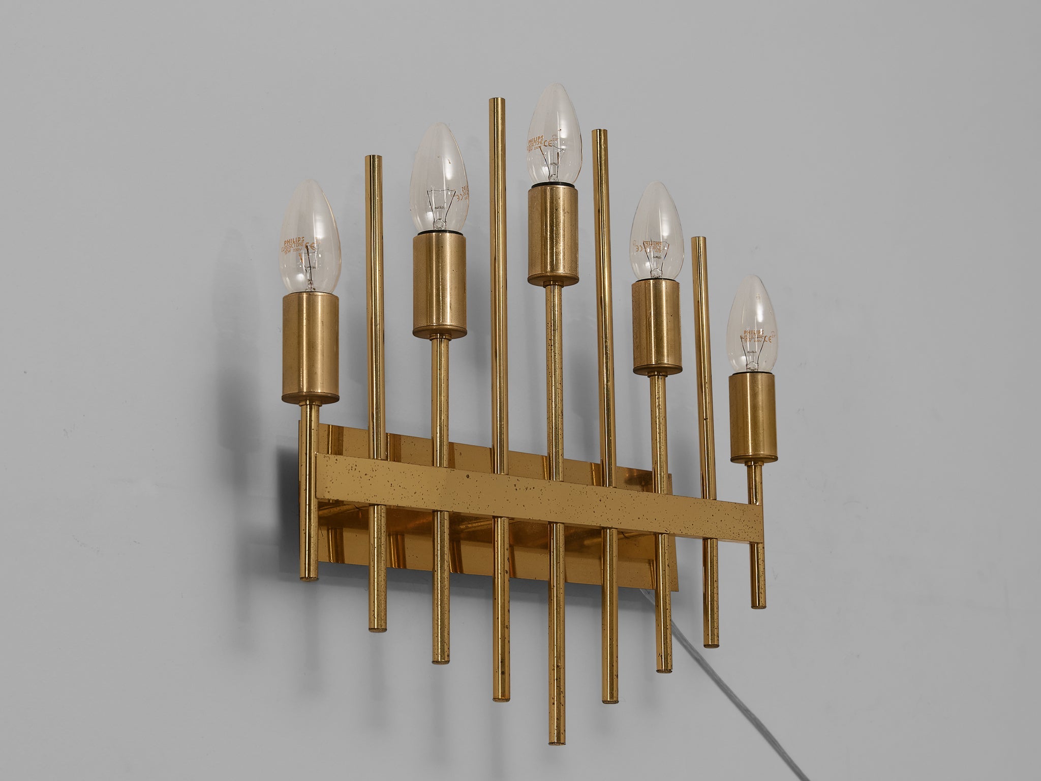 Elegant Wall Light in Brass lighting Morentz