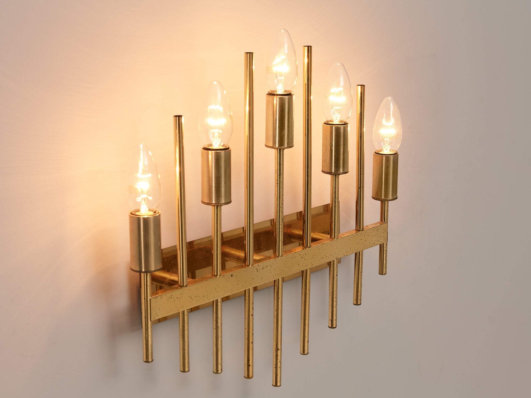 Elegant Wall Light in Brass lighting Morentz