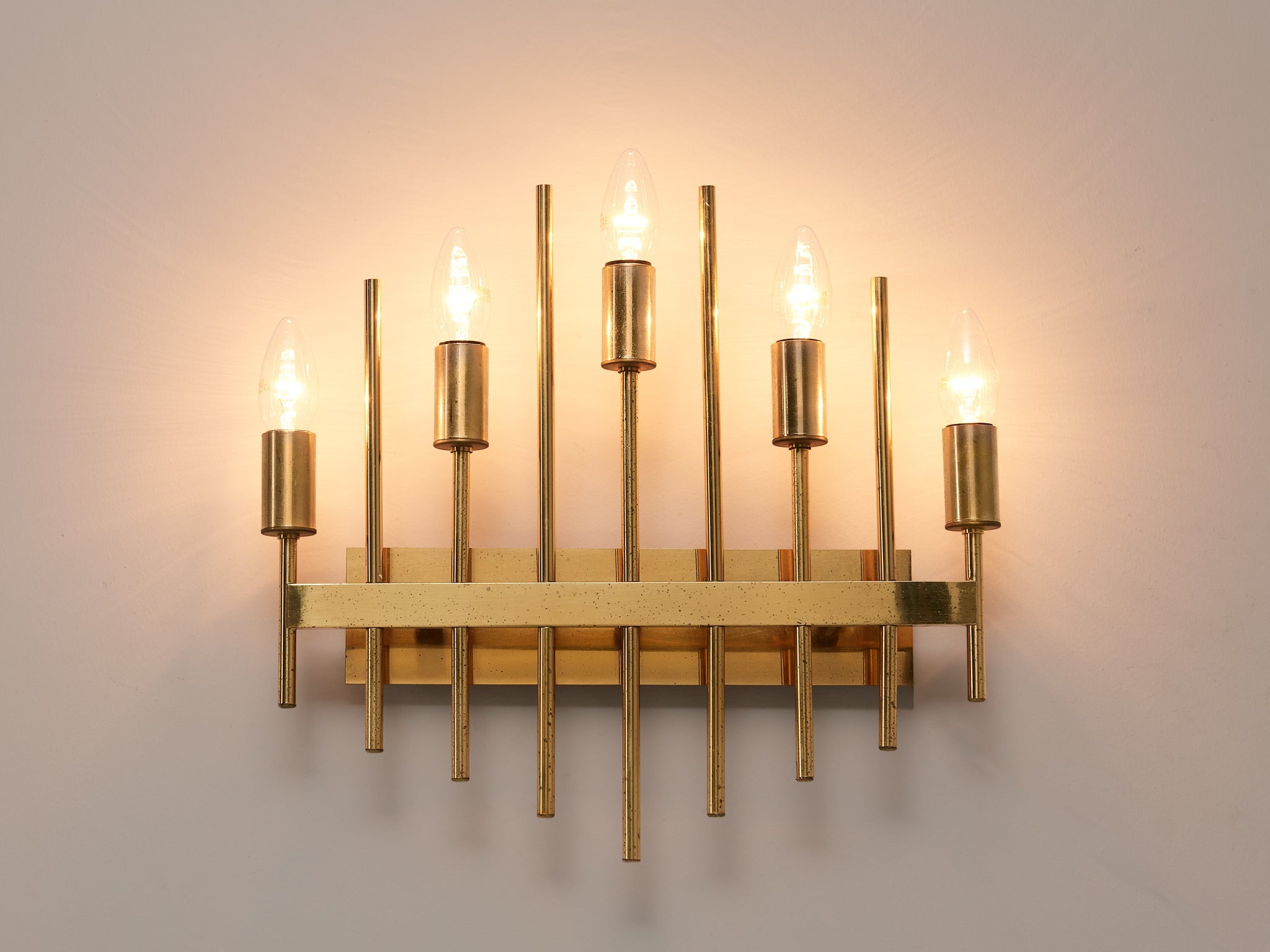 Elegant Wall Light in Brass lighting Morentz