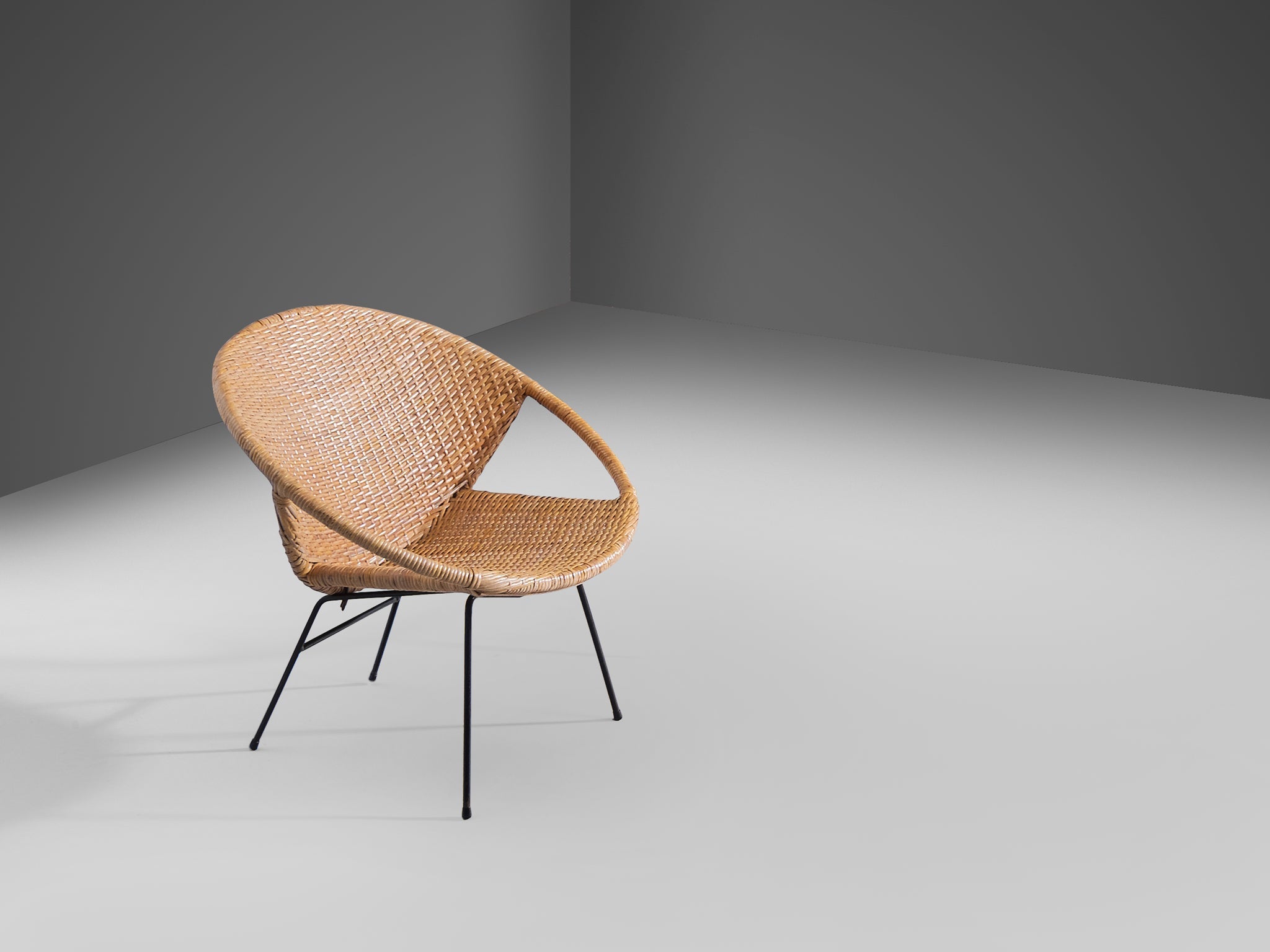 Scandinavian Round Wicker Chair with Metal Base in Rotan seating Morentz