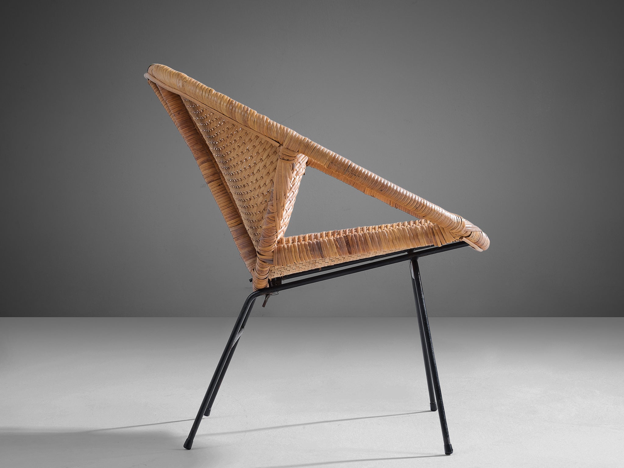 Scandinavian Round Wicker Chair with Metal Base in Rotan Seating Morentz