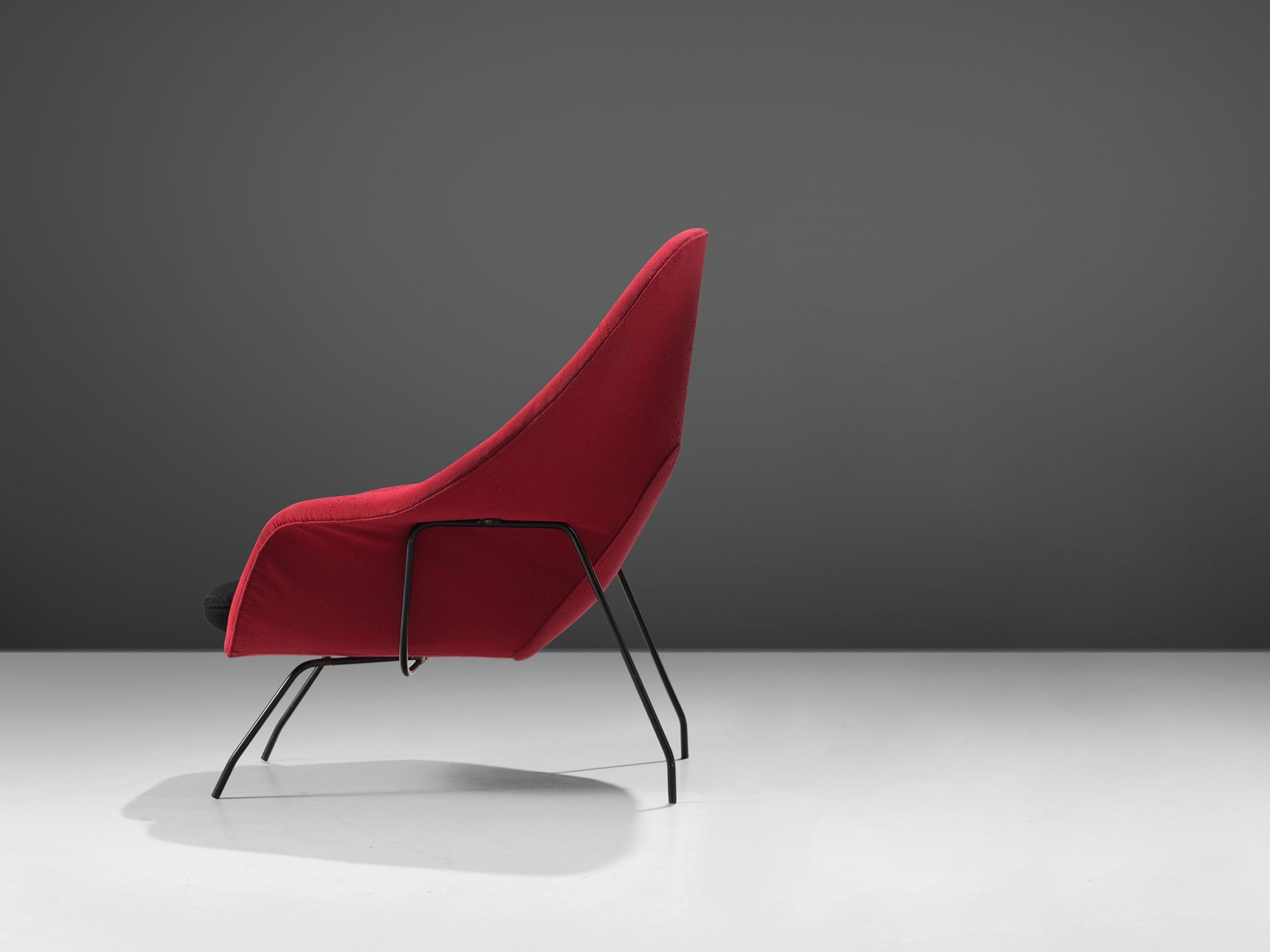 Eero Saarinen ‘Womb’ Lounge Chair in Red and Black Upholstery seating Morentz