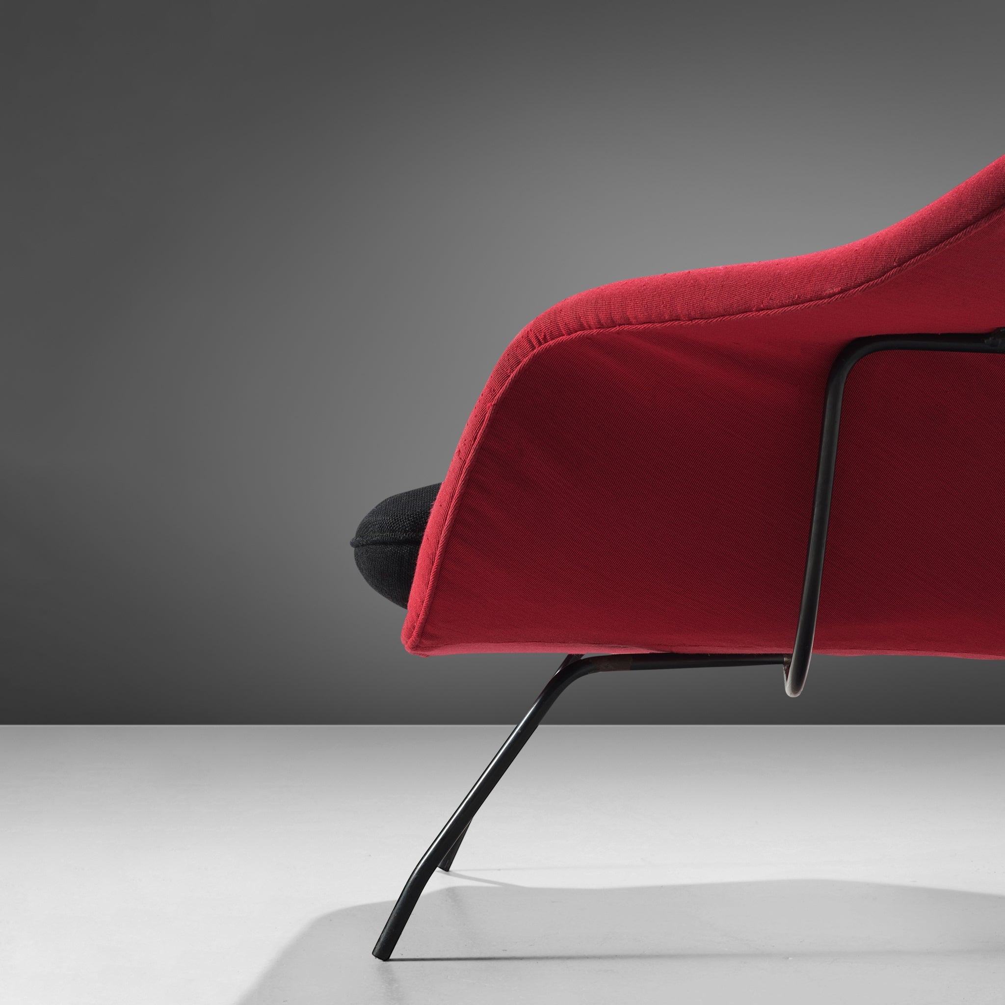 Eero Saarinen ‘Womb’ Lounge Chair in Red and Black Upholstery seating Morentz