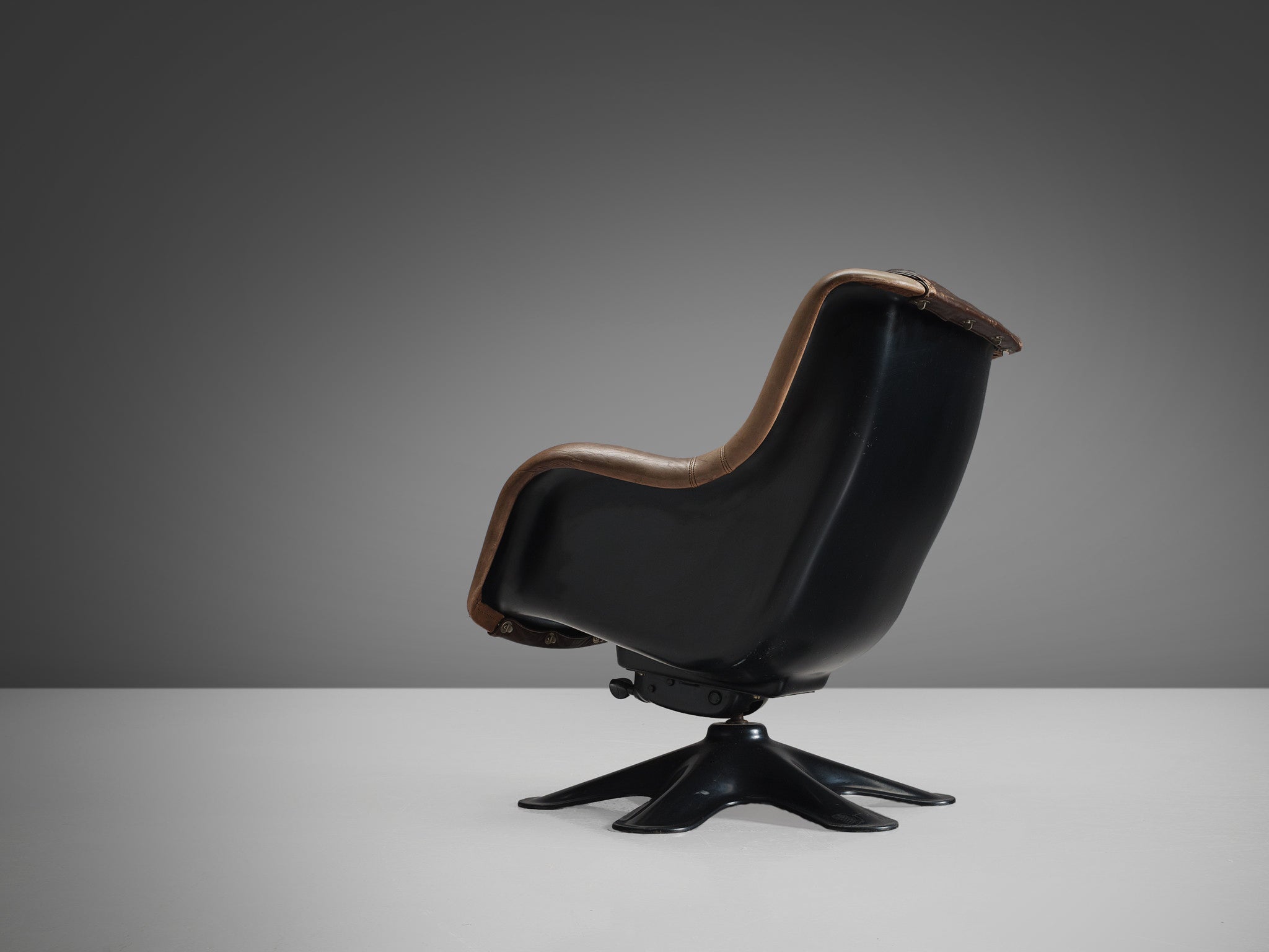 Yrjö Kukkapuro 'Karuselli' Lounge Chair in Brown Leather and Fiberglass seating Morentz