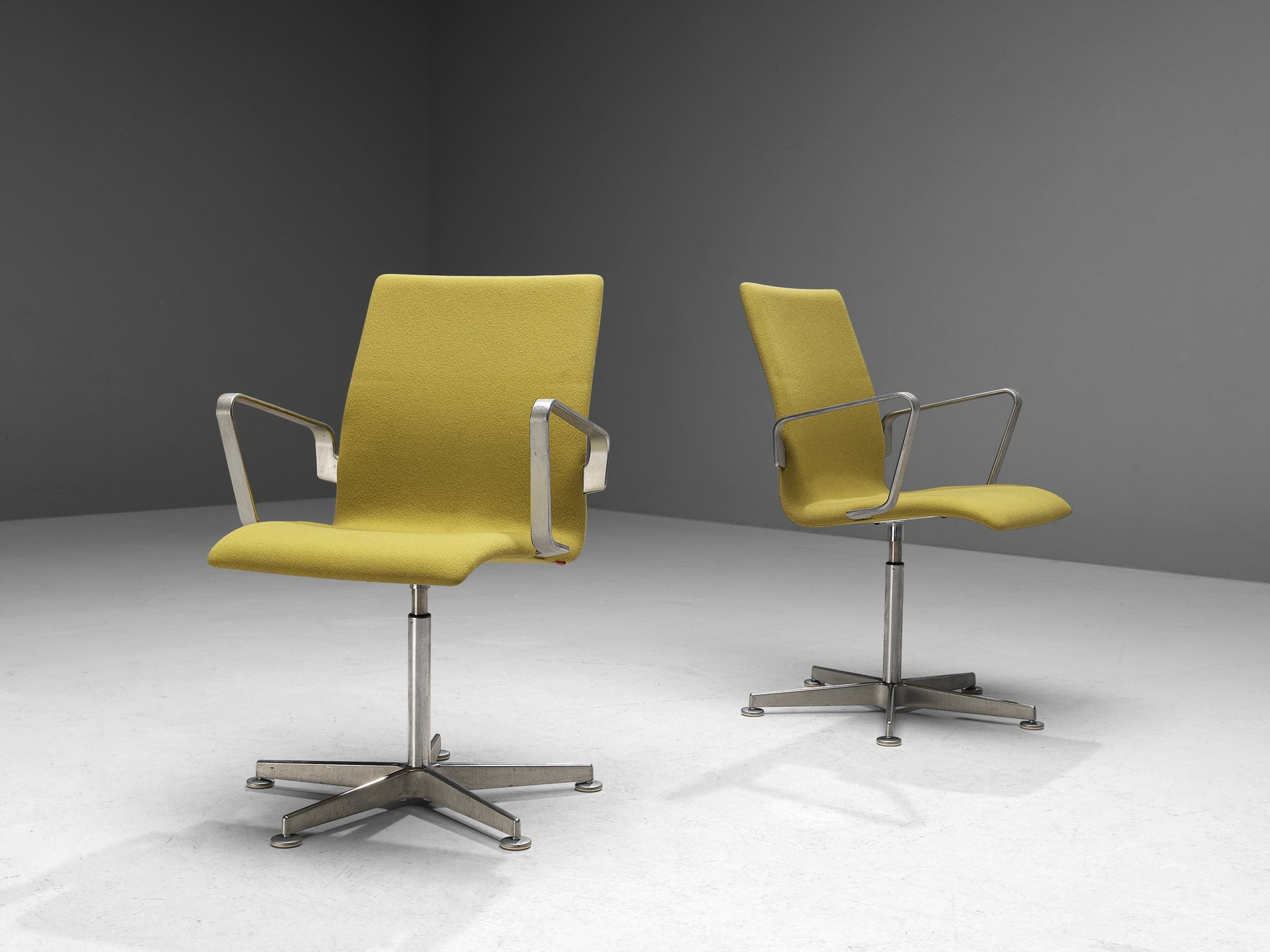 Pair of Arne Jacobsen for Fritz Hansen Set 'Oxford' Chairs seating Morentz