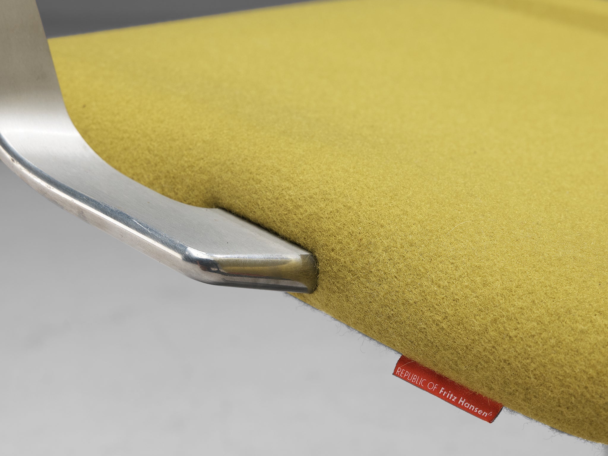 Pair of Arne Jacobsen for Fritz Hansen Set 'Oxford' Chairs seating Morentz