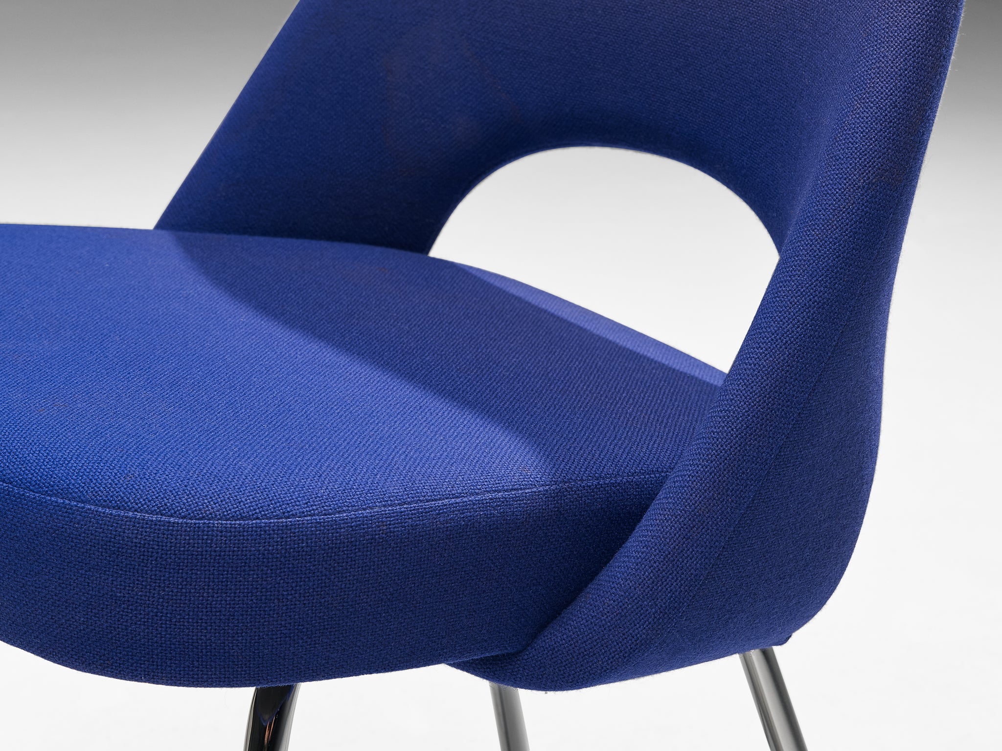 Eero Saarinen for Knoll Set of Four Dining Chairs in Blue Upholstery seating Morentz