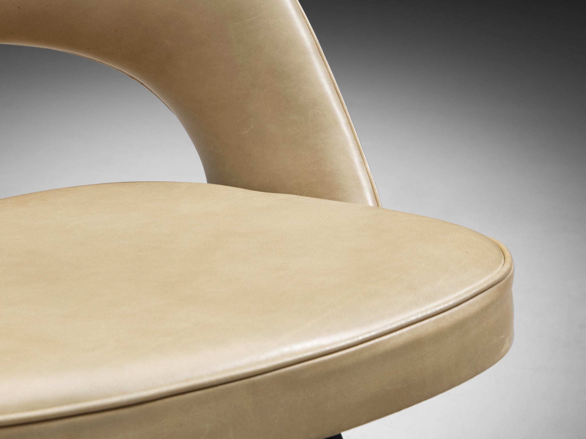 Eero Saarinen for Knoll Set of Four Dining Chairs in Beige Leather Seating Morentz