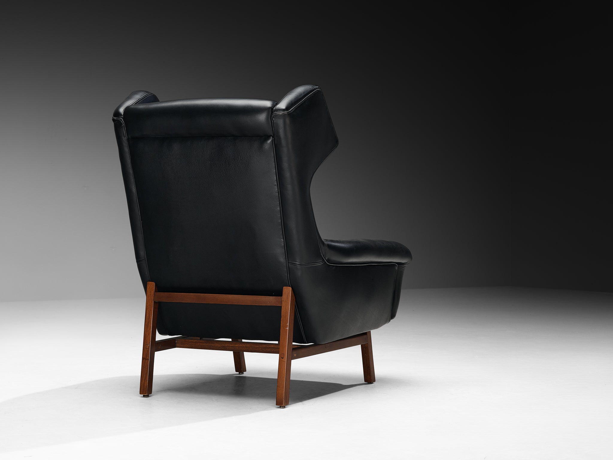 Italian Mid-Century Modern Wingback Lounge Chair in Black Leather and Mahogany Seating Morentz