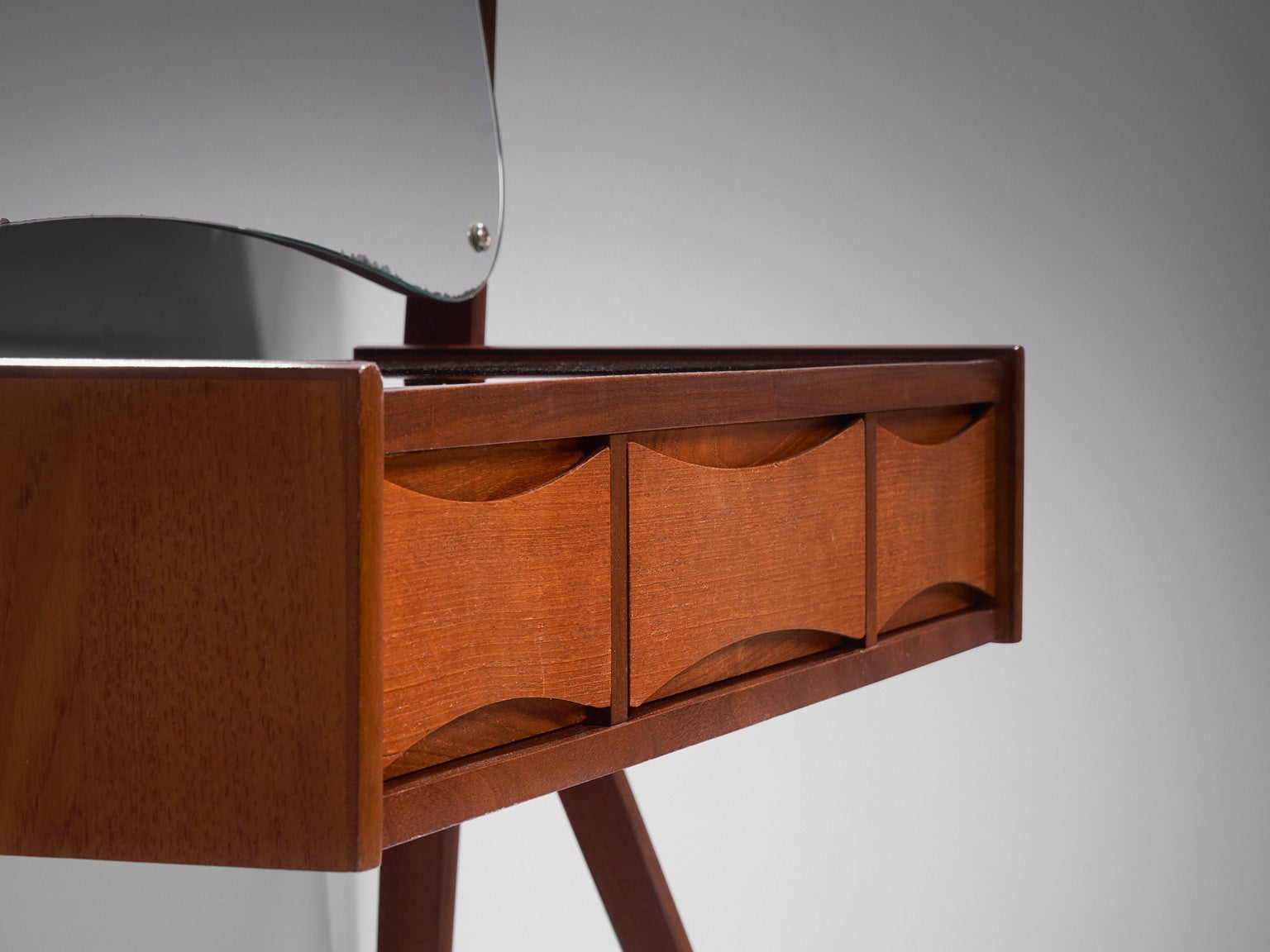 Scandinavian Dressing Table in Teak tables Morentz