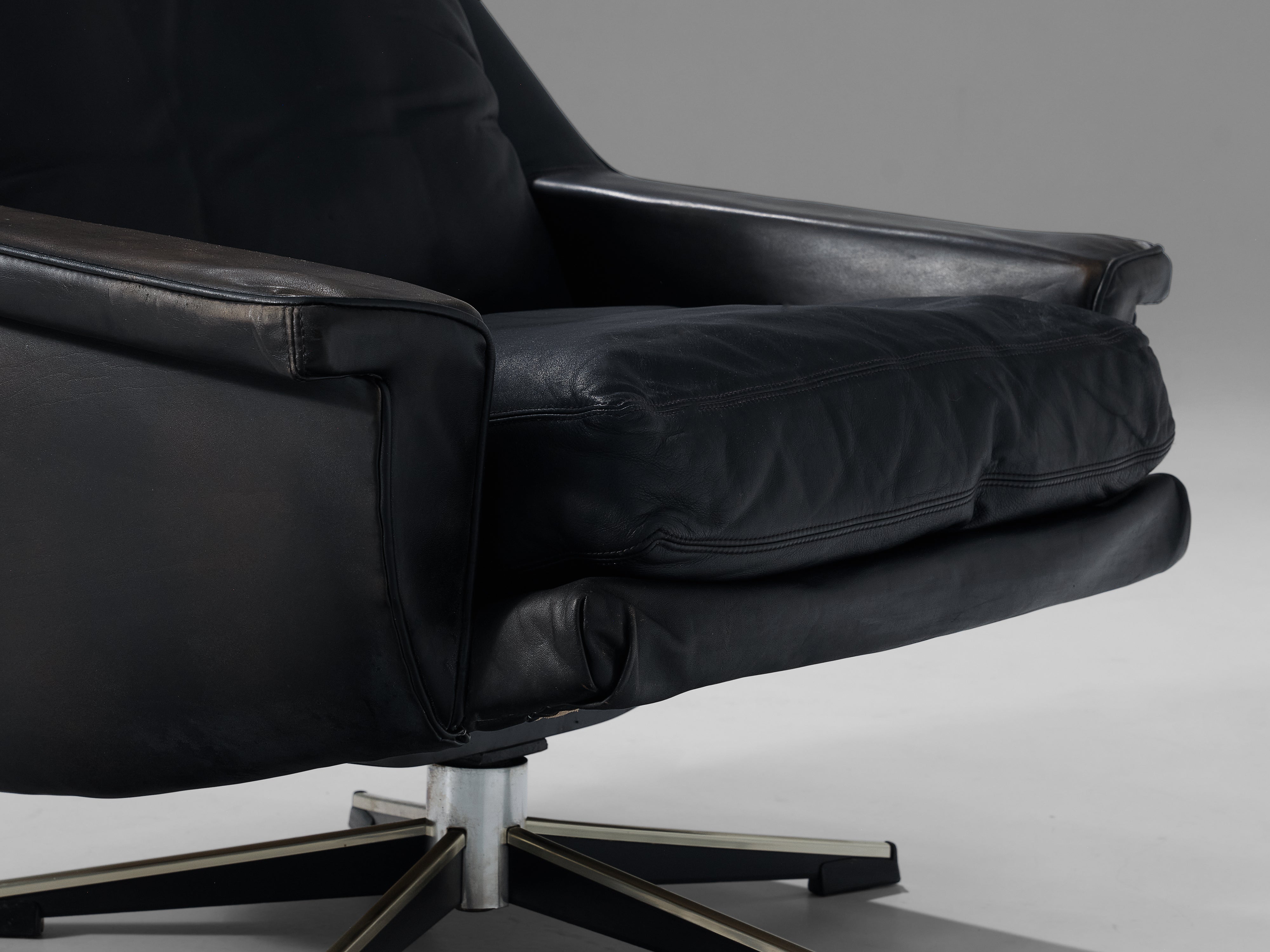 Wilkhahn Swivel Lounge Chairs in Black Leather and Metal seating Morentz