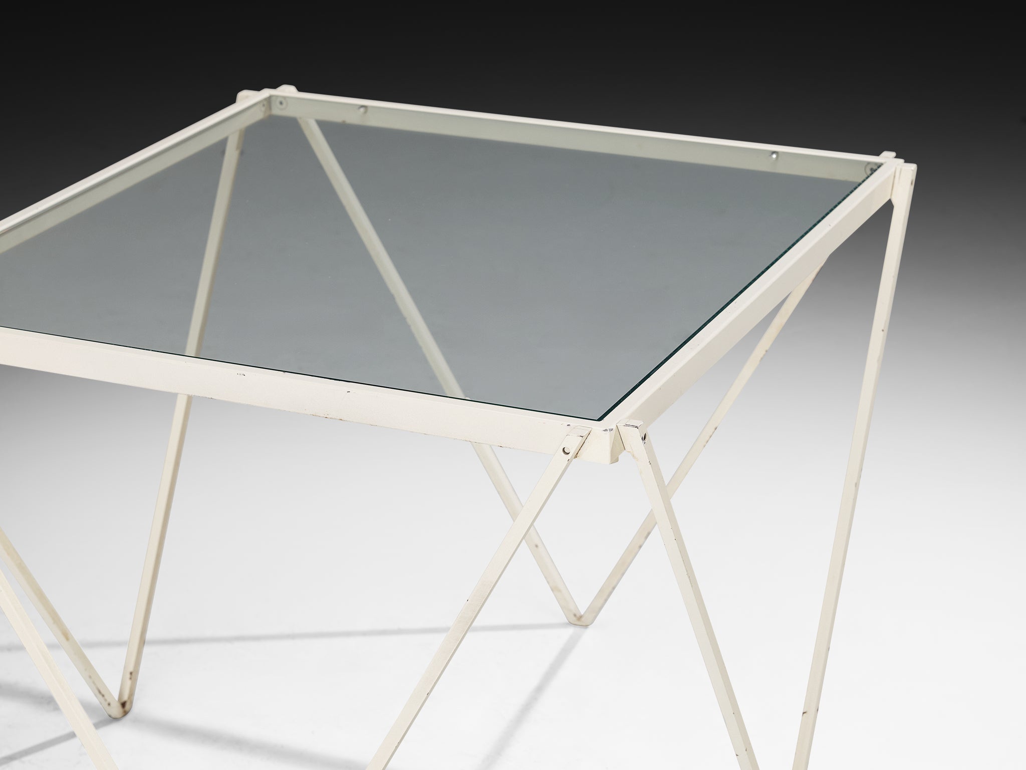 Side Table in White Metal with Glass Top Tables Morentz