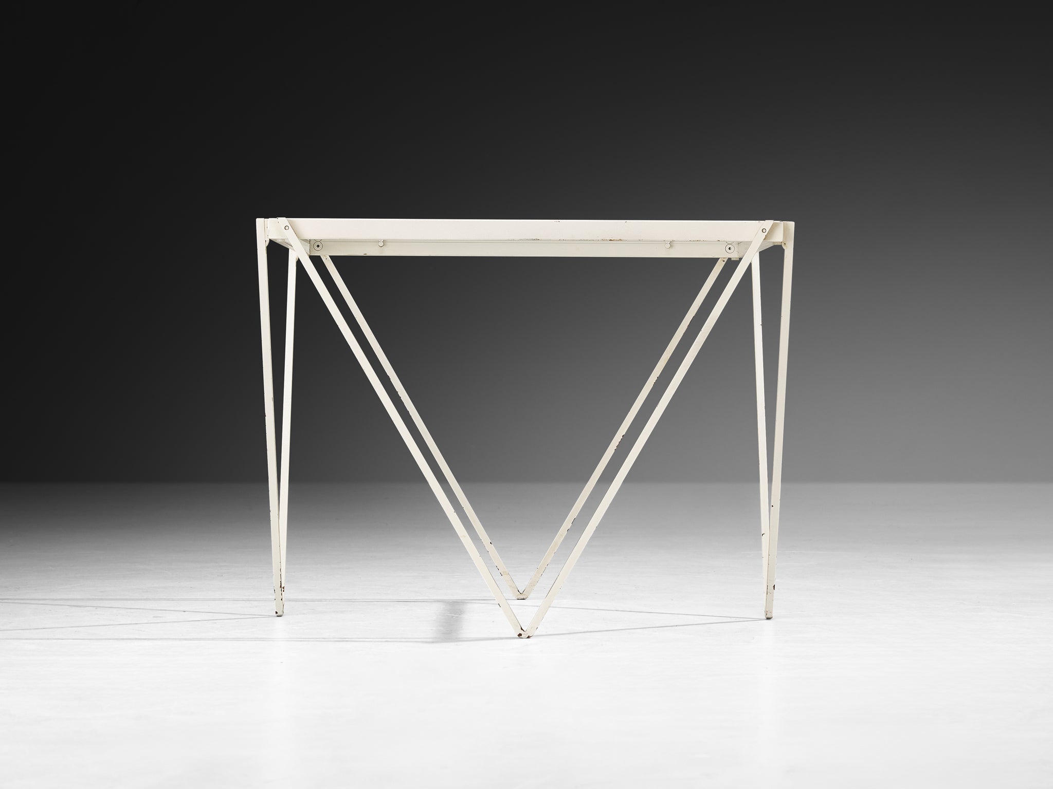Side Table in White Metal with Glass Top Tables Morentz