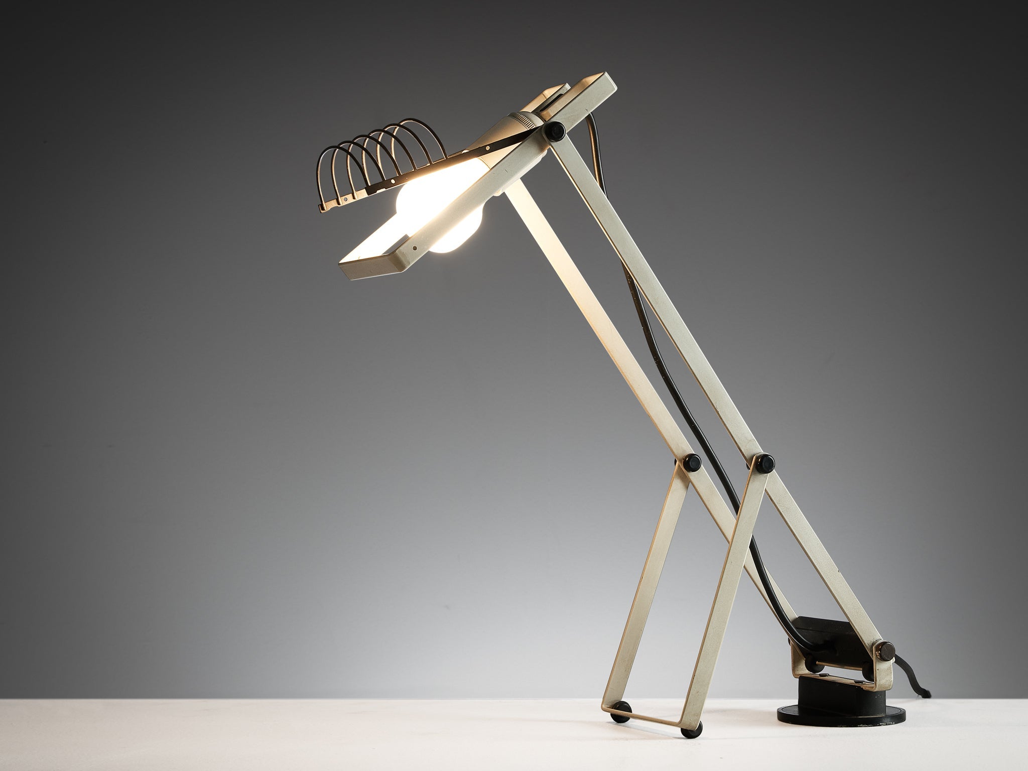 Ernesto Gismondi for Artemide Table Lamp 'Sintesi Tavolo' in White Steel lighting Morentz