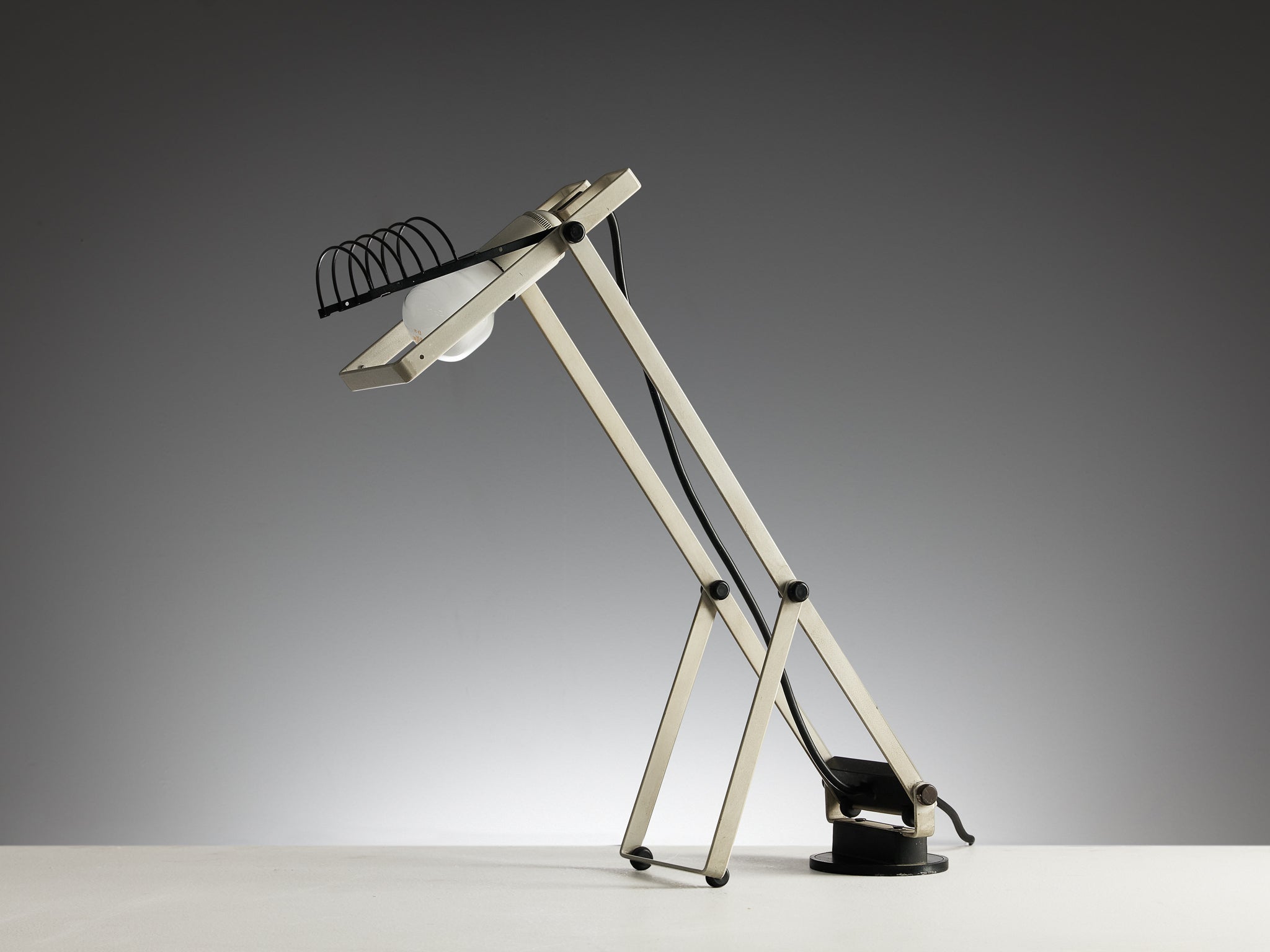 Ernesto Gismondi for Artemide Table Lamp 'Sintesi Tavolo' in White Steel lighting Morentz