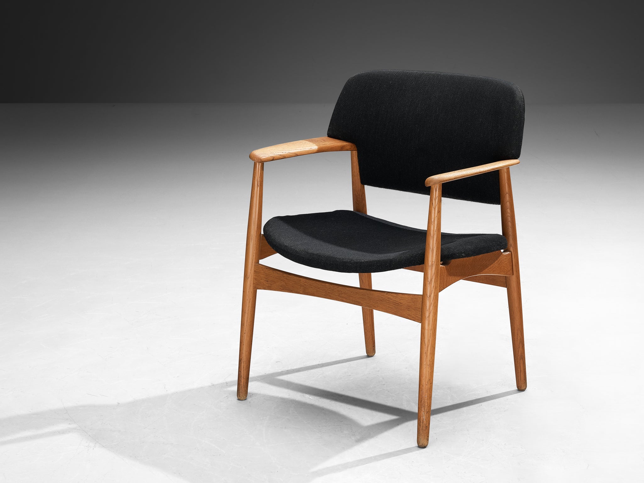 Ejnar Larsen & Axel Bender Madsen for Fritz Hansen Armchair in Oak seating Morentz