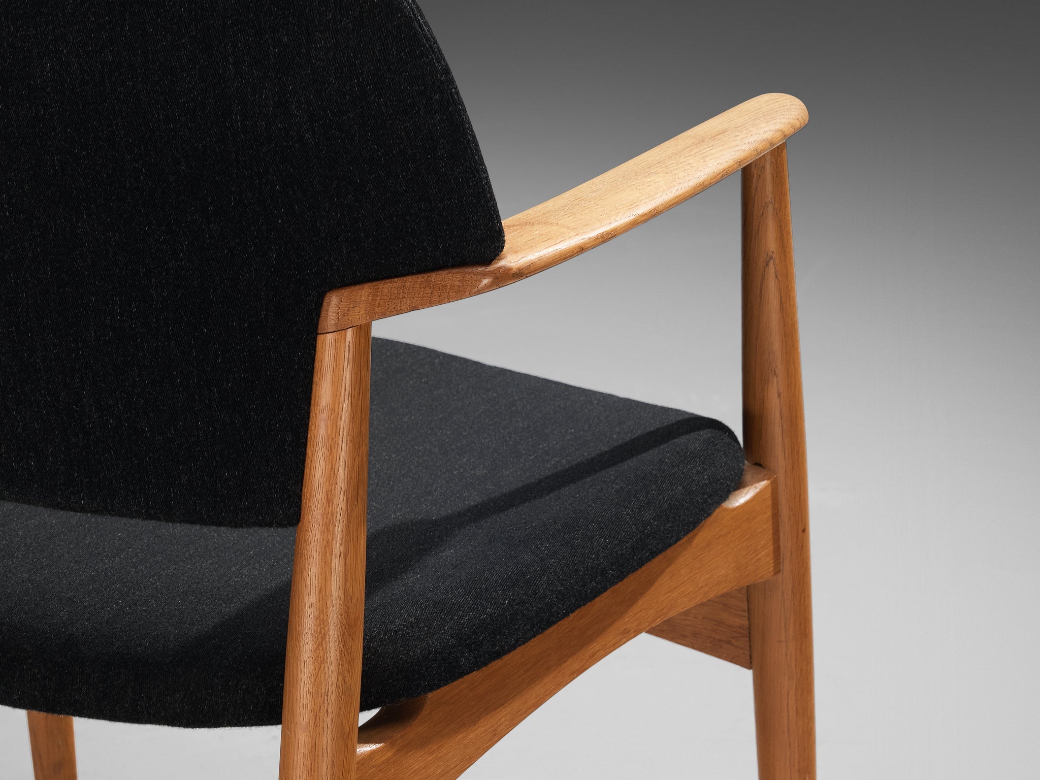 Ejnar Larsen & Axel Bender Madsen for Fritz Hansen Armchair in Oak seating Morentz