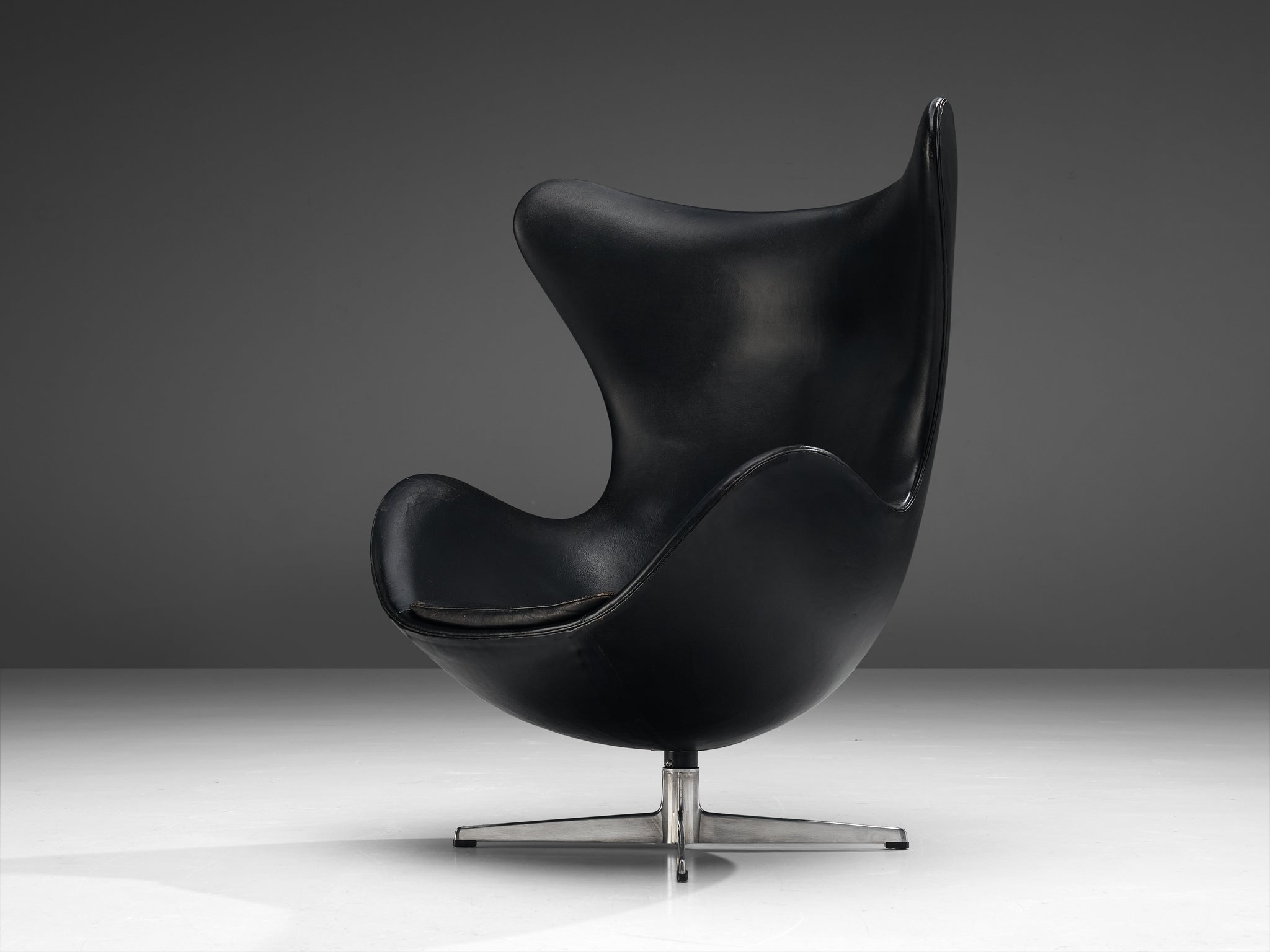 Arne Jacobsen for Fritz Hansen Early 'Egg' Lounge Chair in Black Leather seating Morentz