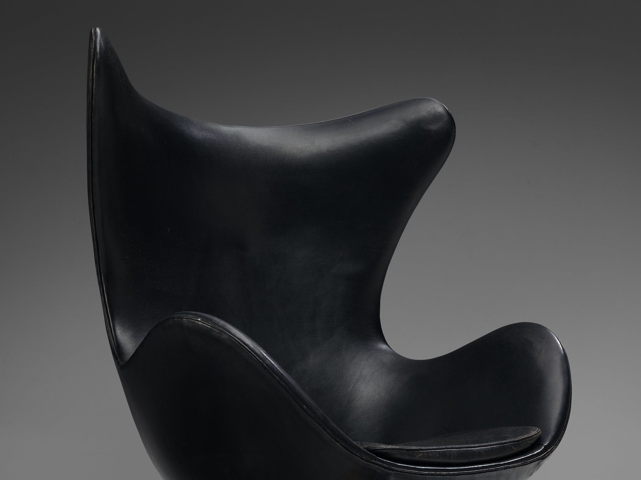 Arne Jacobsen for Fritz Hansen Early 'Egg' Lounge Chair in Black Leather seating Morentz