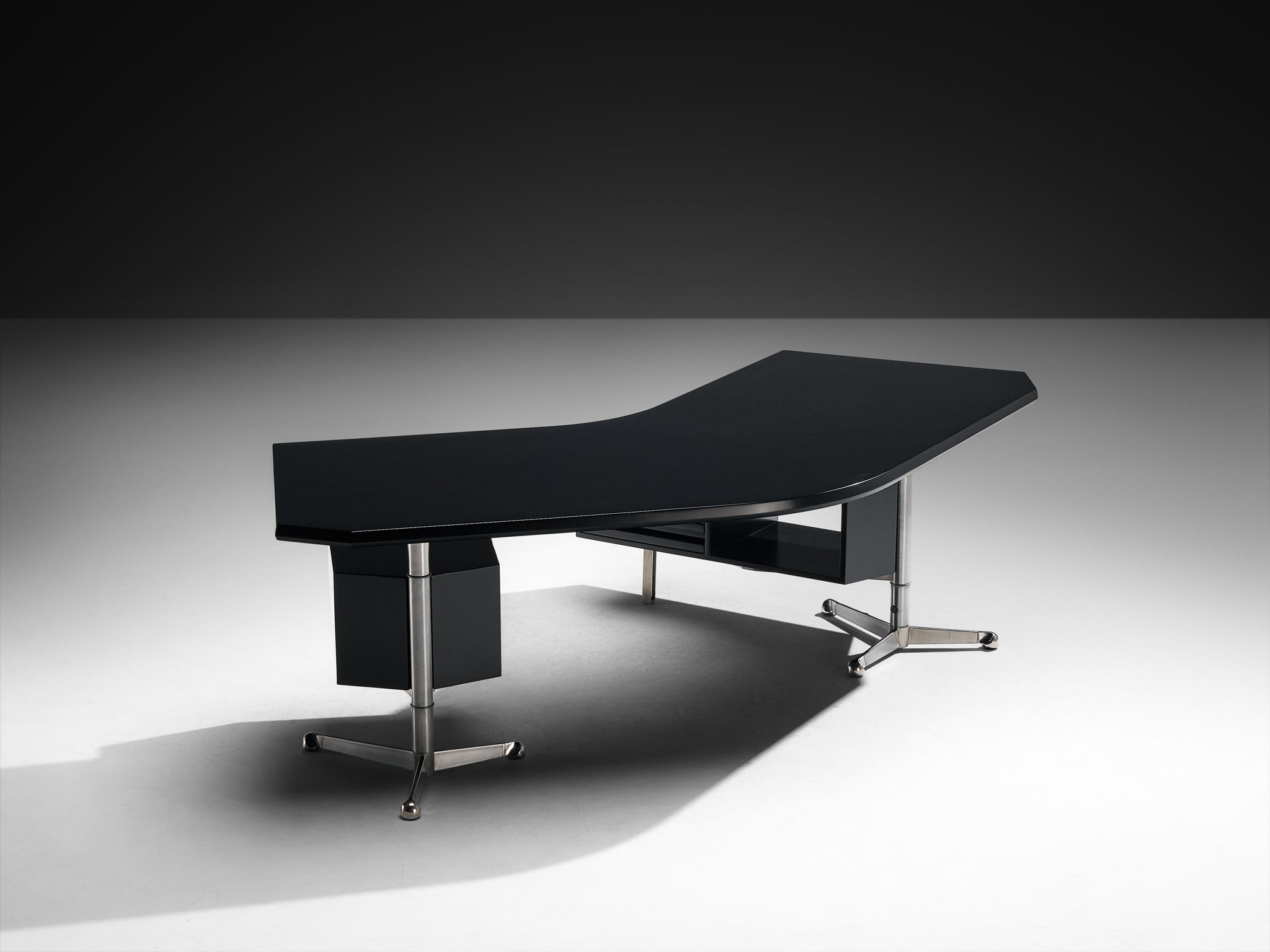 Osvaldo Borsani for Tecno ‘T96’ Executive Corner Desk in Black Lacquered Wood Tables Morentz