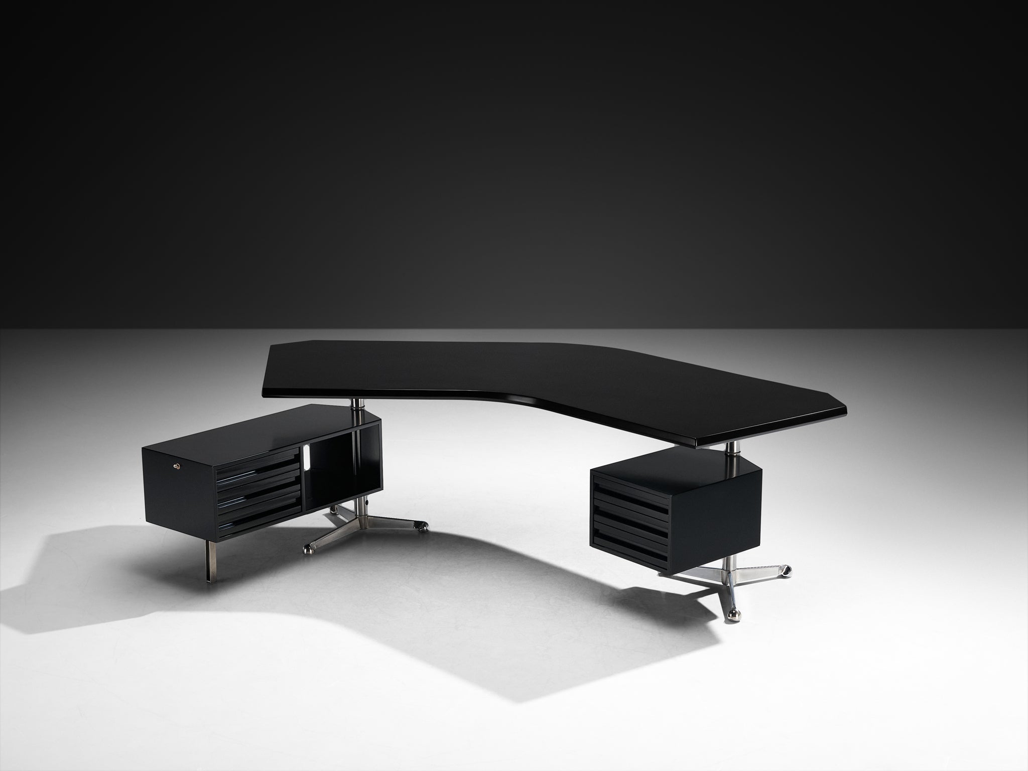 Osvaldo Borsani for Tecno ‘T96’ Executive Corner Desk in Black Lacquered Wood Tables Morentz