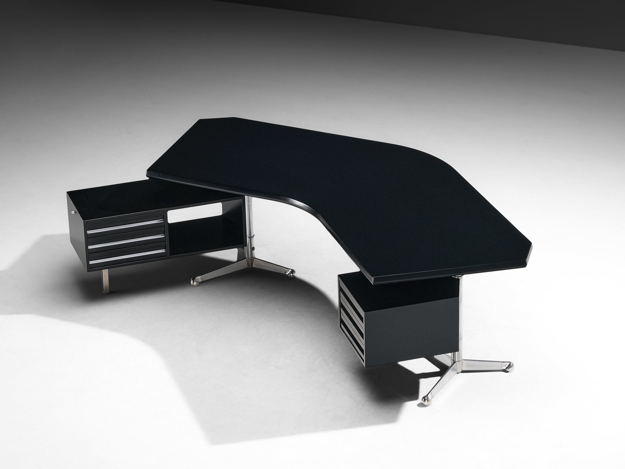 Osvaldo Borsani for Tecno ‘T96’ Executive Corner Desk in Black Lacquered Wood Tables Morentz