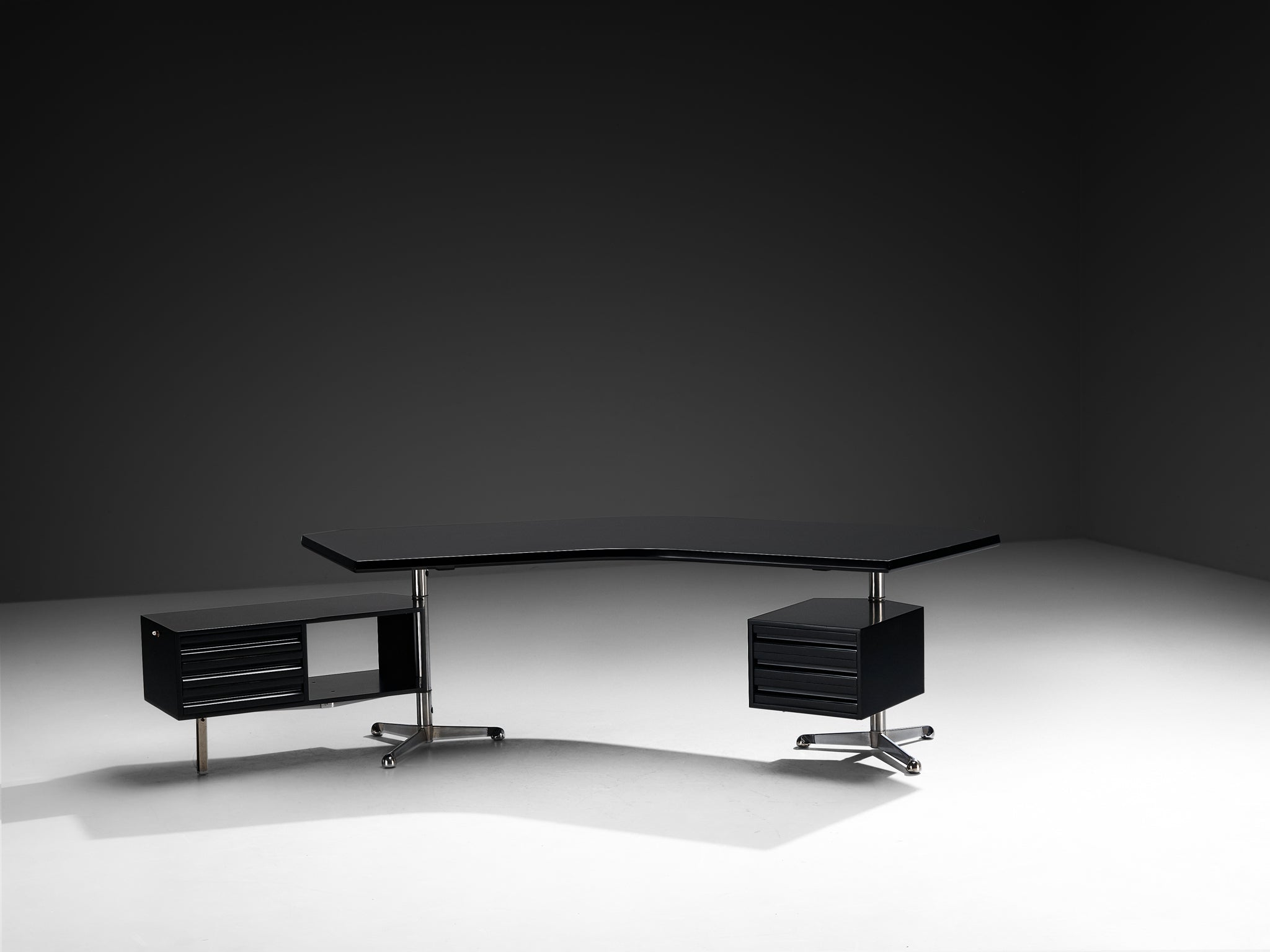 Osvaldo Borsani for Tecno ‘T96’ Executive Corner Desk in Black Lacquered Wood Tables Morentz