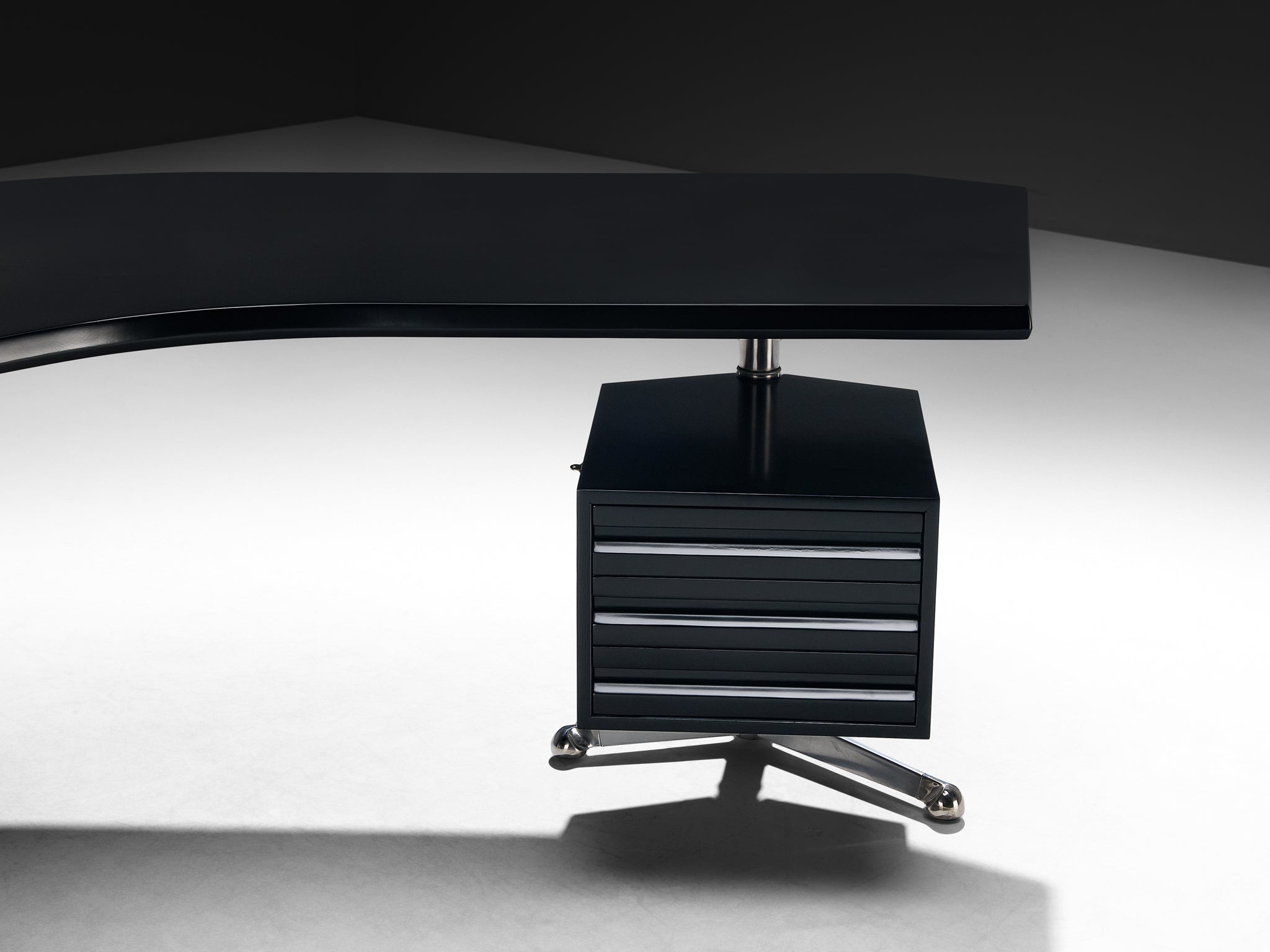 Osvaldo Borsani for Tecno ‘T96’ Executive Corner Desk in Black Lacquered Wood Tables Morentz
