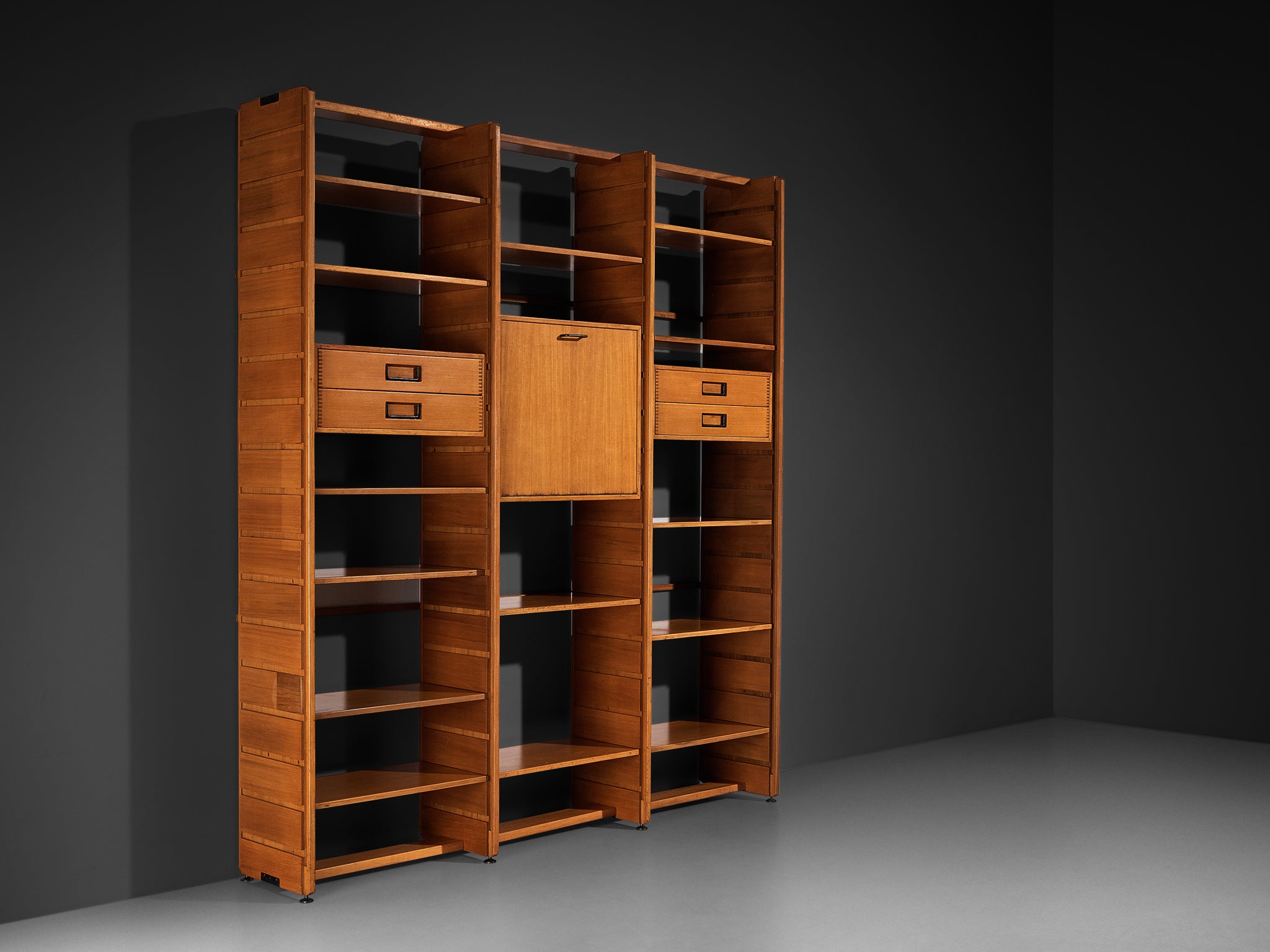 Gianfranco Frattini for Cantieri Carugati Large Library in Walnut Case pieces and storage cabinets Morentz