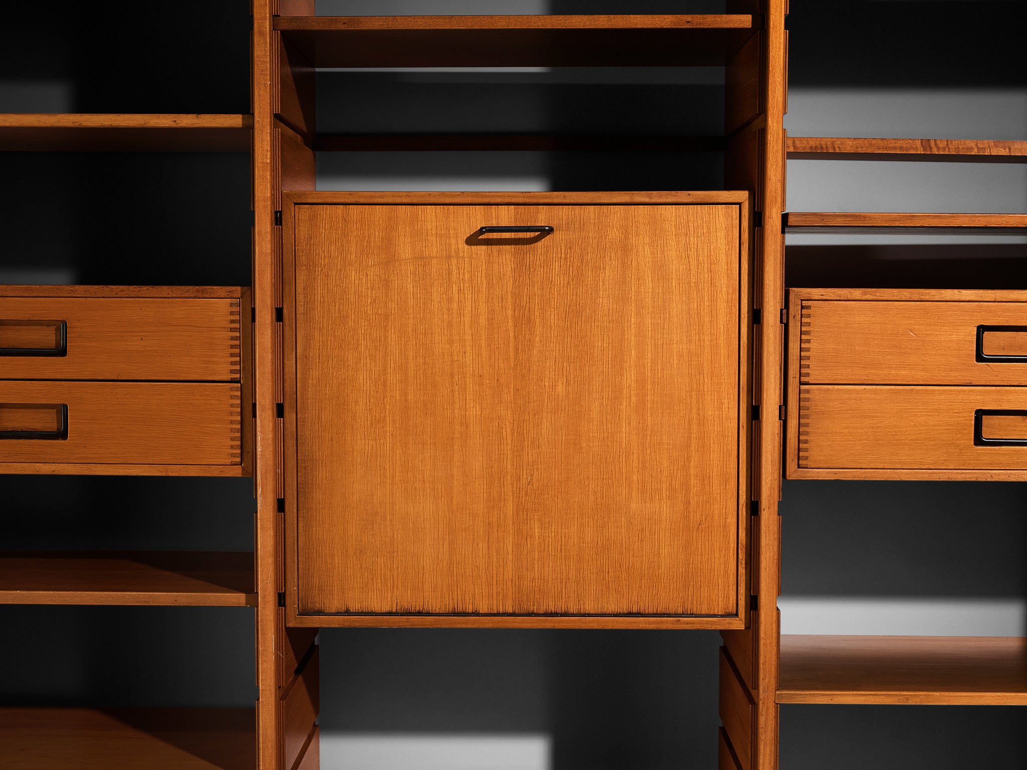 Gianfranco Frattini for Cantieri Carugati Large Library in Walnut Case pieces and storage cabinets Morentz