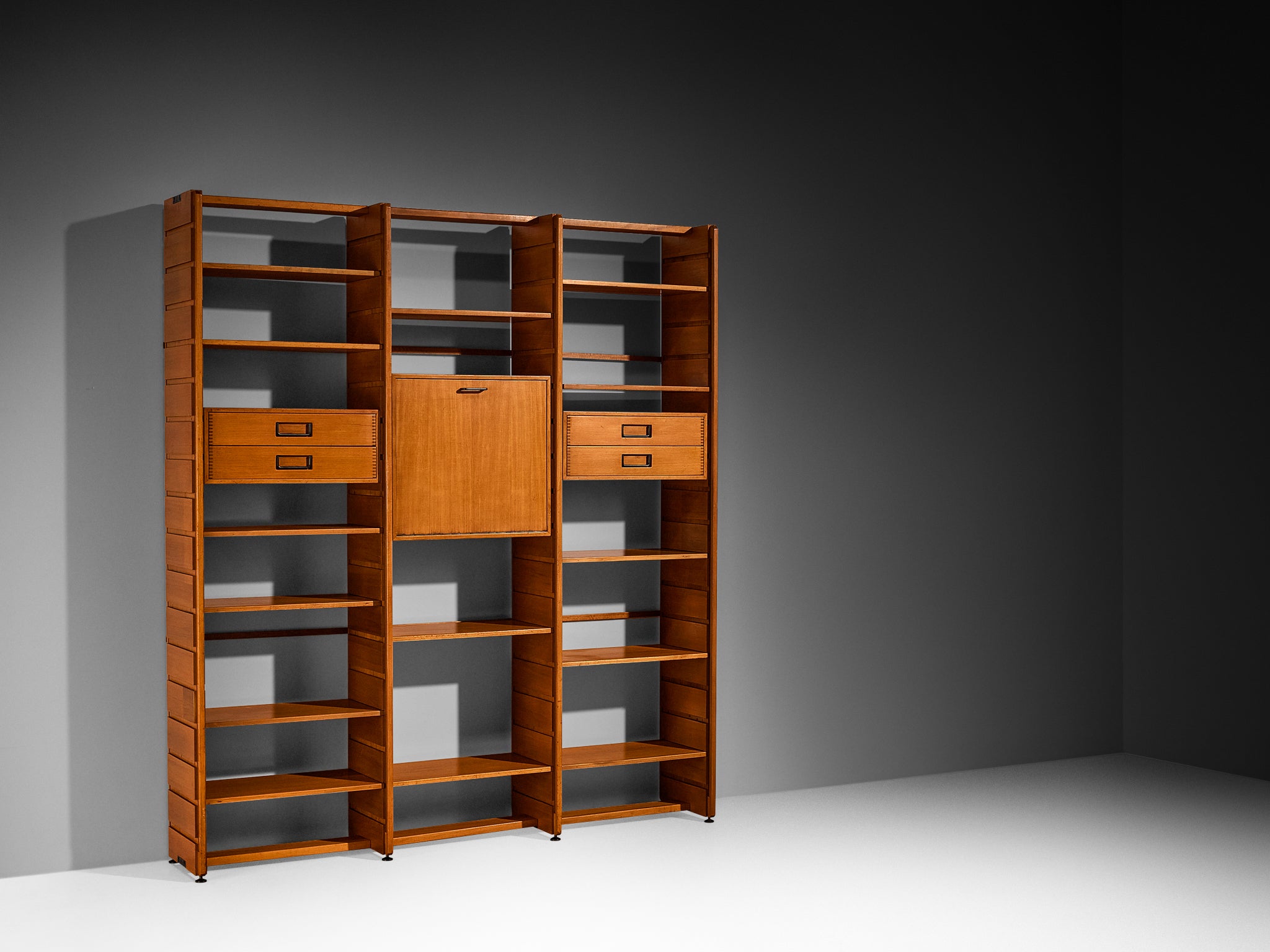 Gianfranco Frattini for Cantieri Carugati Large Library in Walnut Case pieces and storage cabinets Morentz