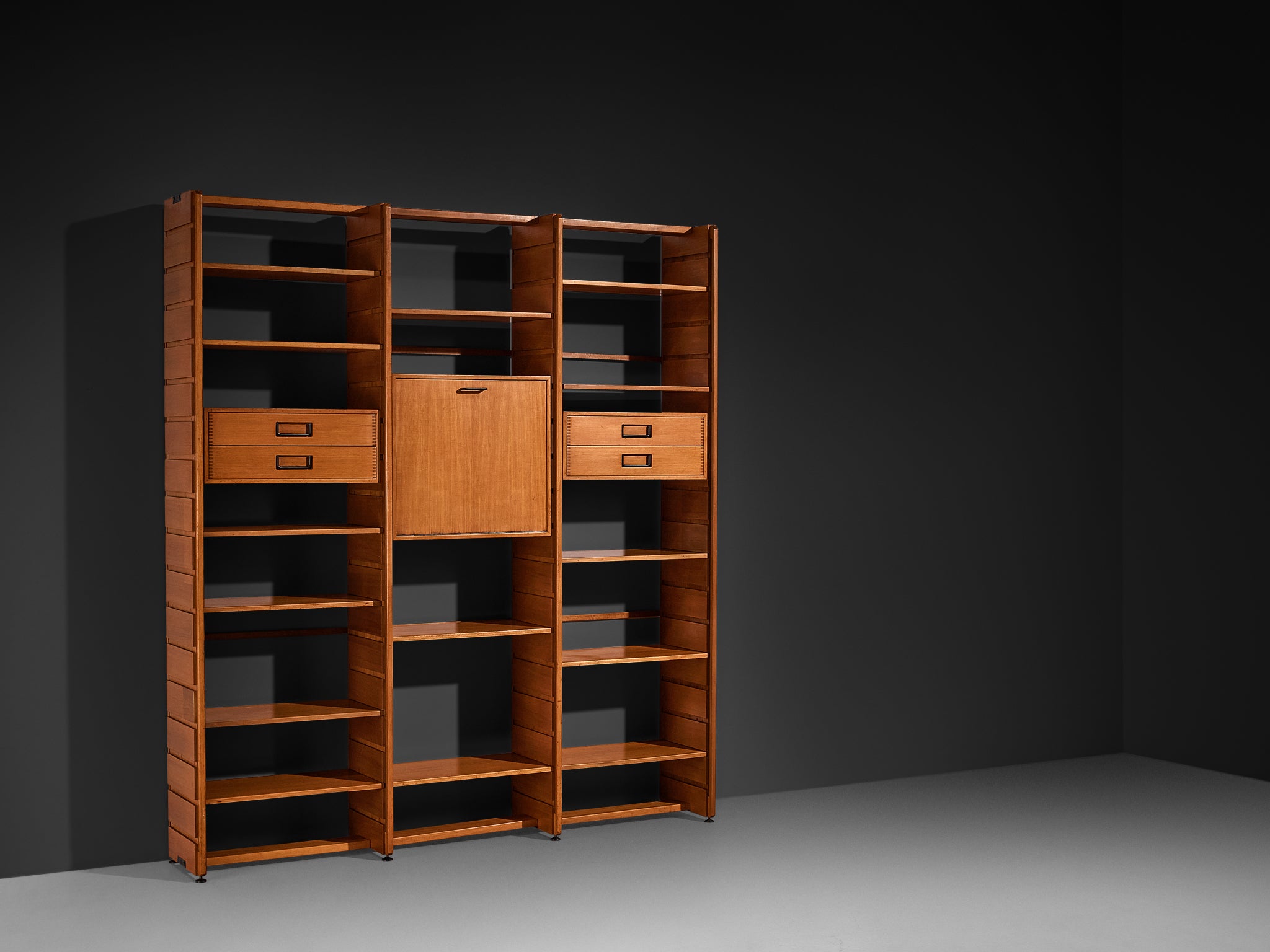 Gianfranco Frattini for Cantieri Carugati Large Library in Walnut Case pieces and storage cabinets Morentz