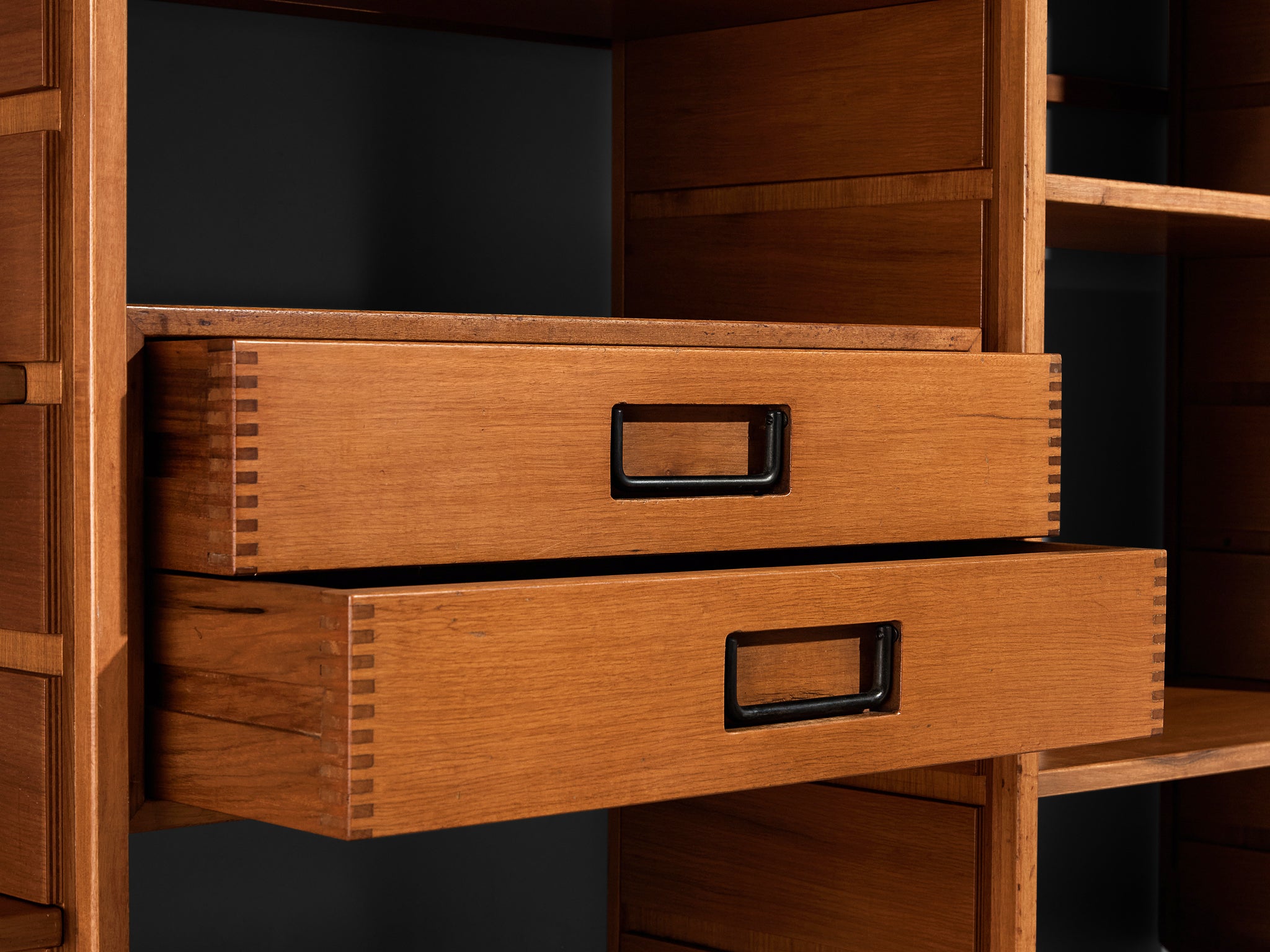 Gianfranco Frattini for Cantieri Carugati Large Library in Walnut Case pieces and storage cabinets Morentz