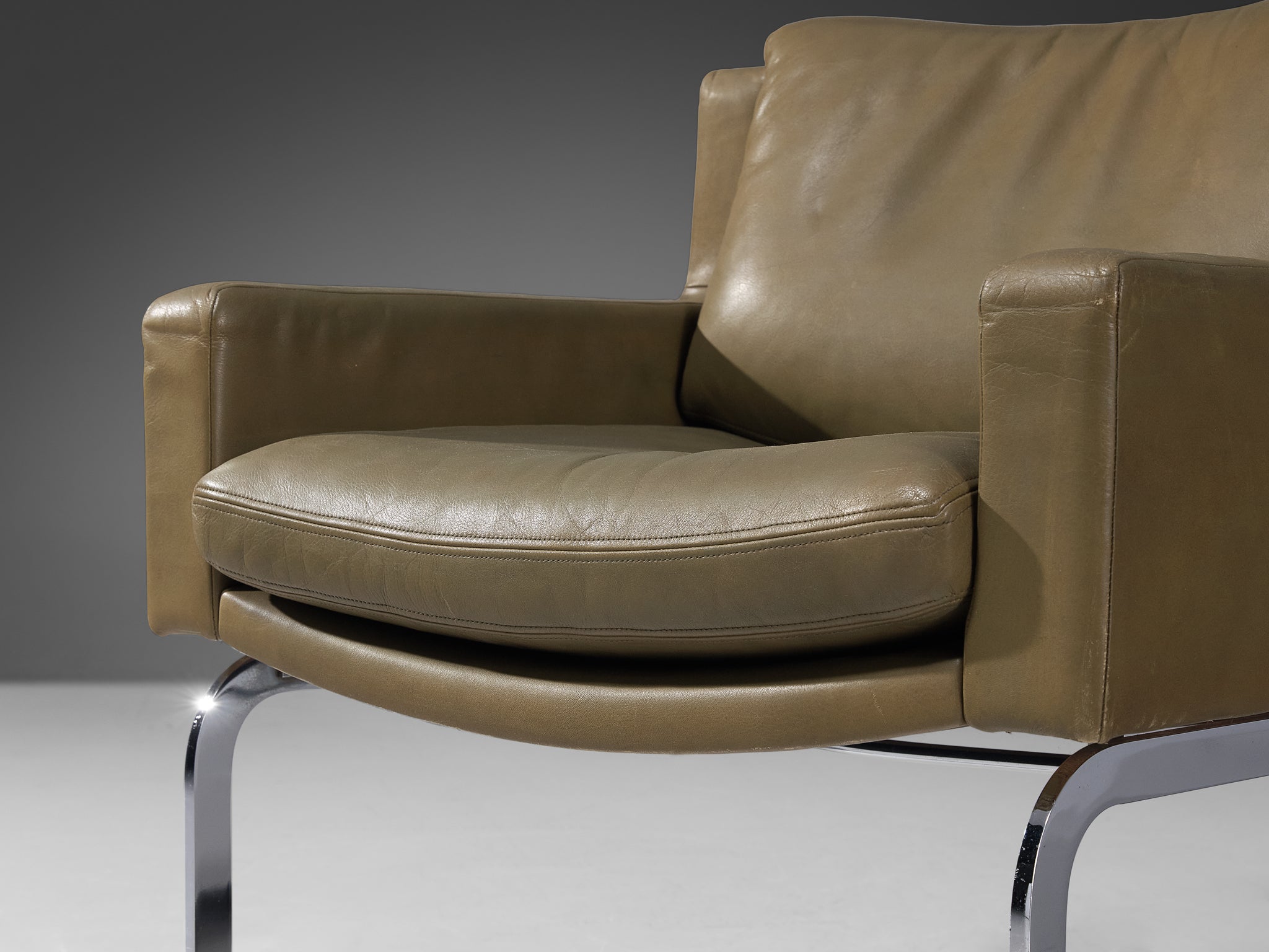 Robert Haussmann for De Sede 'DS-201' Armchair in Olive Green Leather Seating Morentz