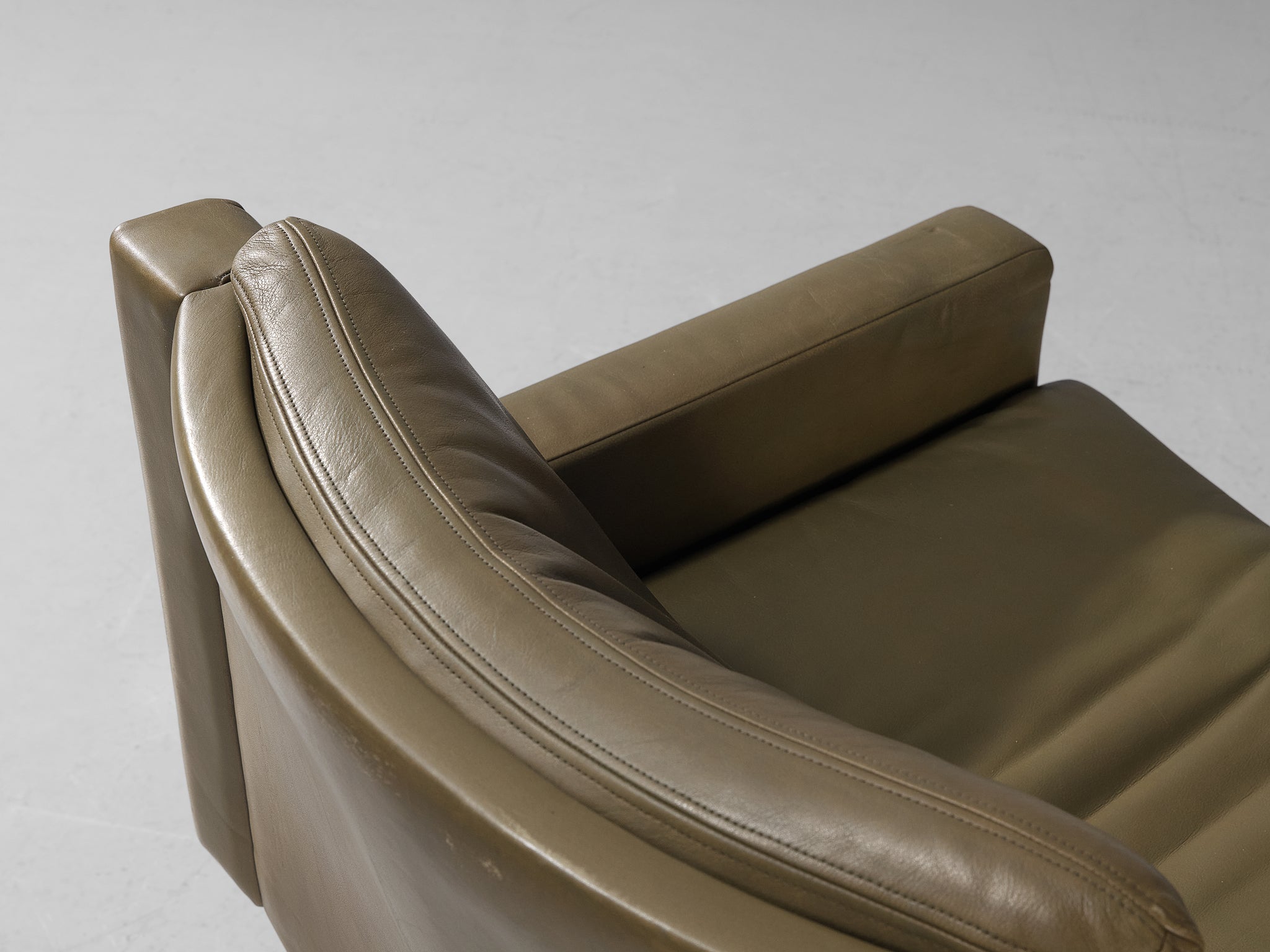 Robert Haussmann for De Sede 'DS-201' Armchair in Olive Green Leather Seating Morentz