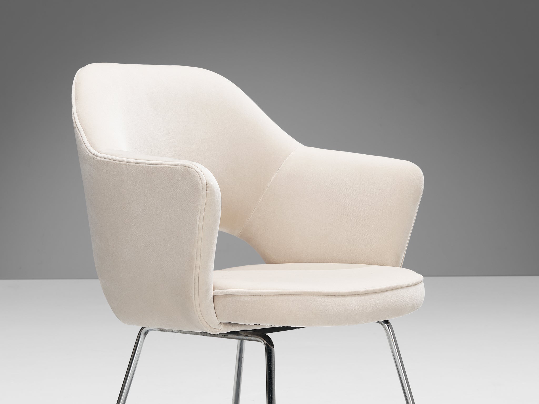 Eero Saarinen Limited Edition ‘Conference’ Armchairs of UNESCO Paris seating Morentz