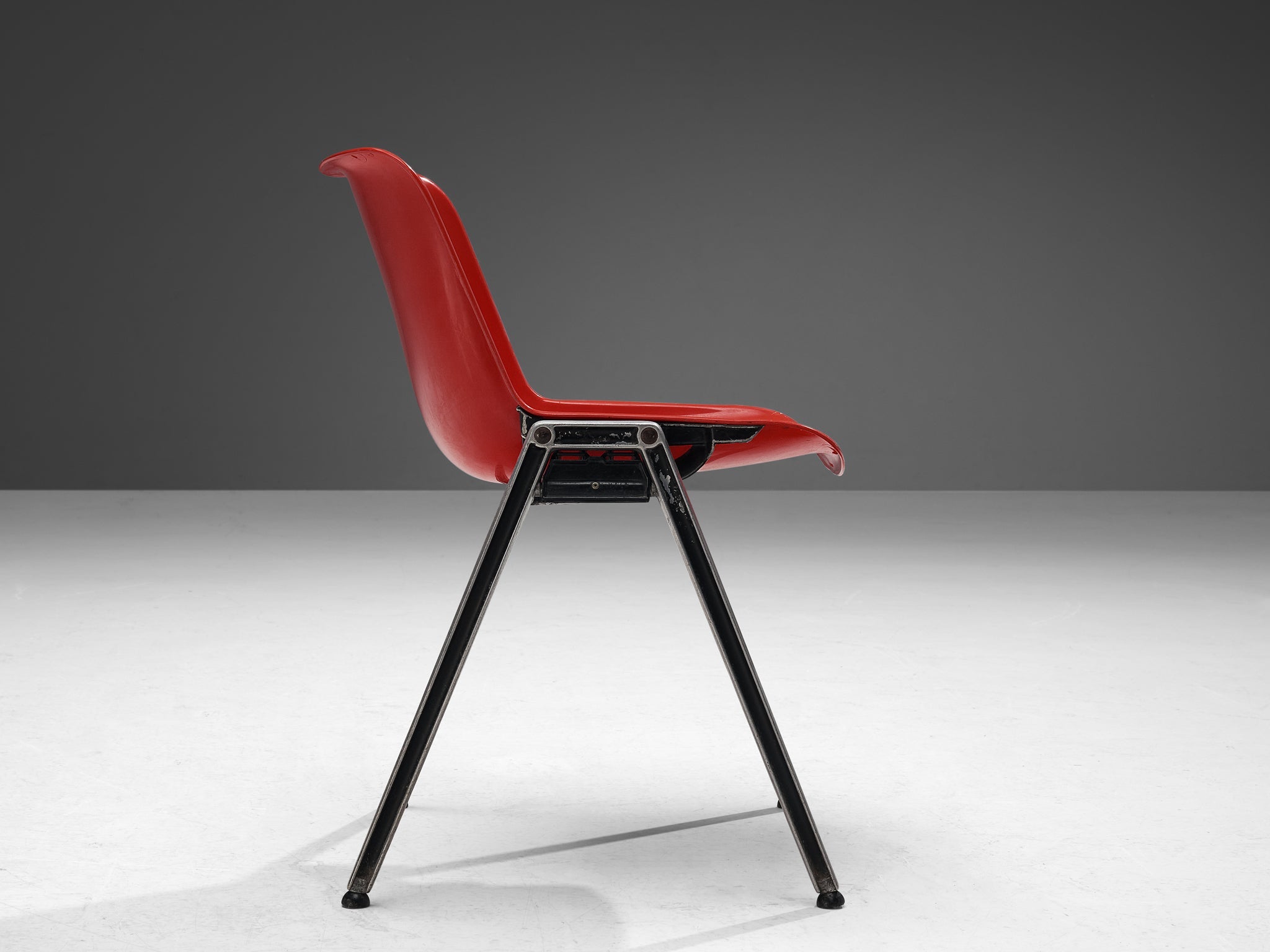 Centro Progetti Tecno Stackable ‘Modus’ Chairs in Red seating Morentz