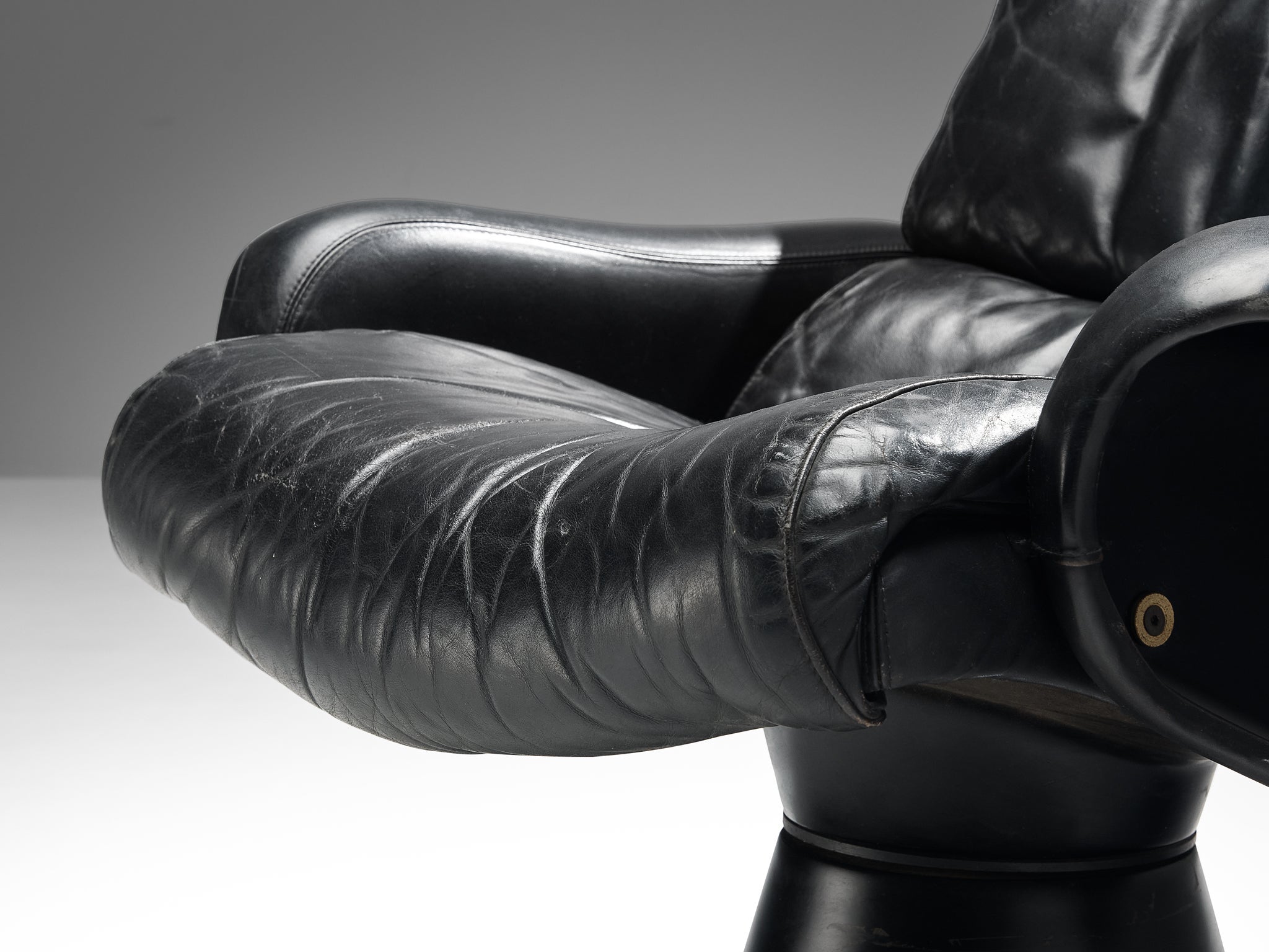 Yrjö Kukkapuro for Haimi Finland 'Saturnus' Armchair in Black Leather seating Morentz