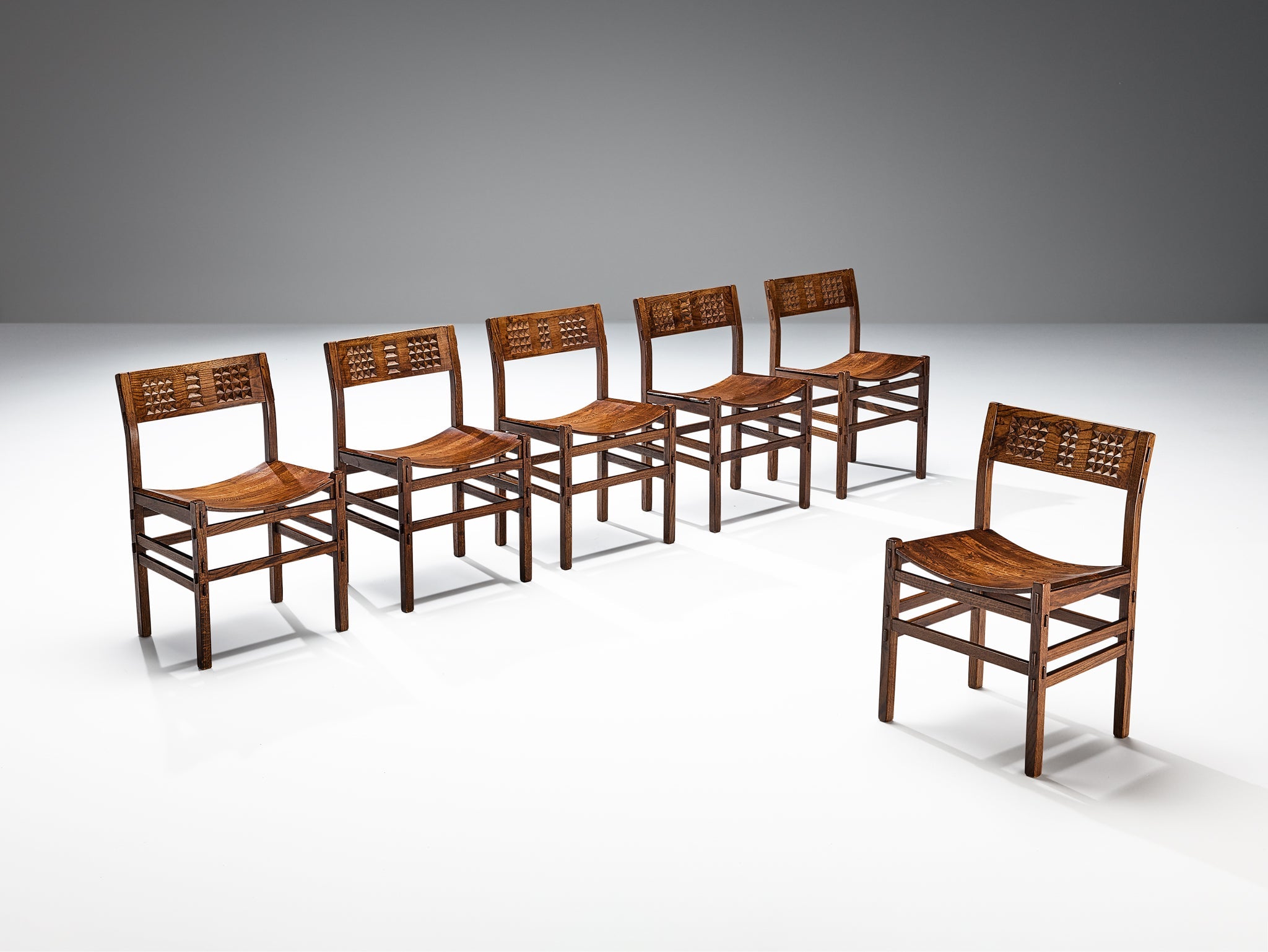 Italian Set of Six Dining Chairs in Oak with Geometrical Carved Backrests seating Morentz