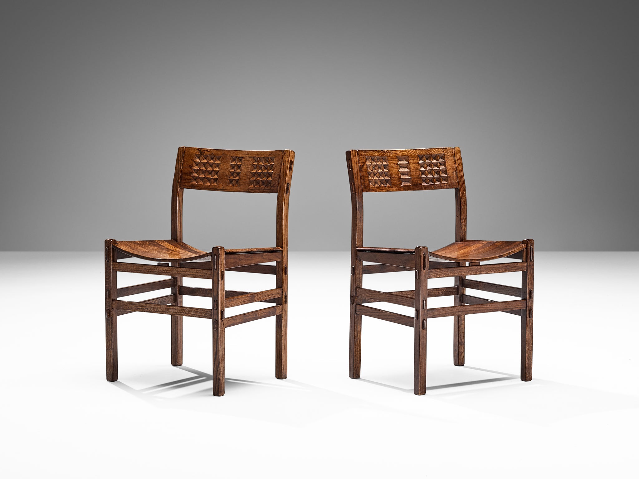 Italian Set of Six Dining Chairs in Oak with Geometrical Carved Backrests seating Morentz