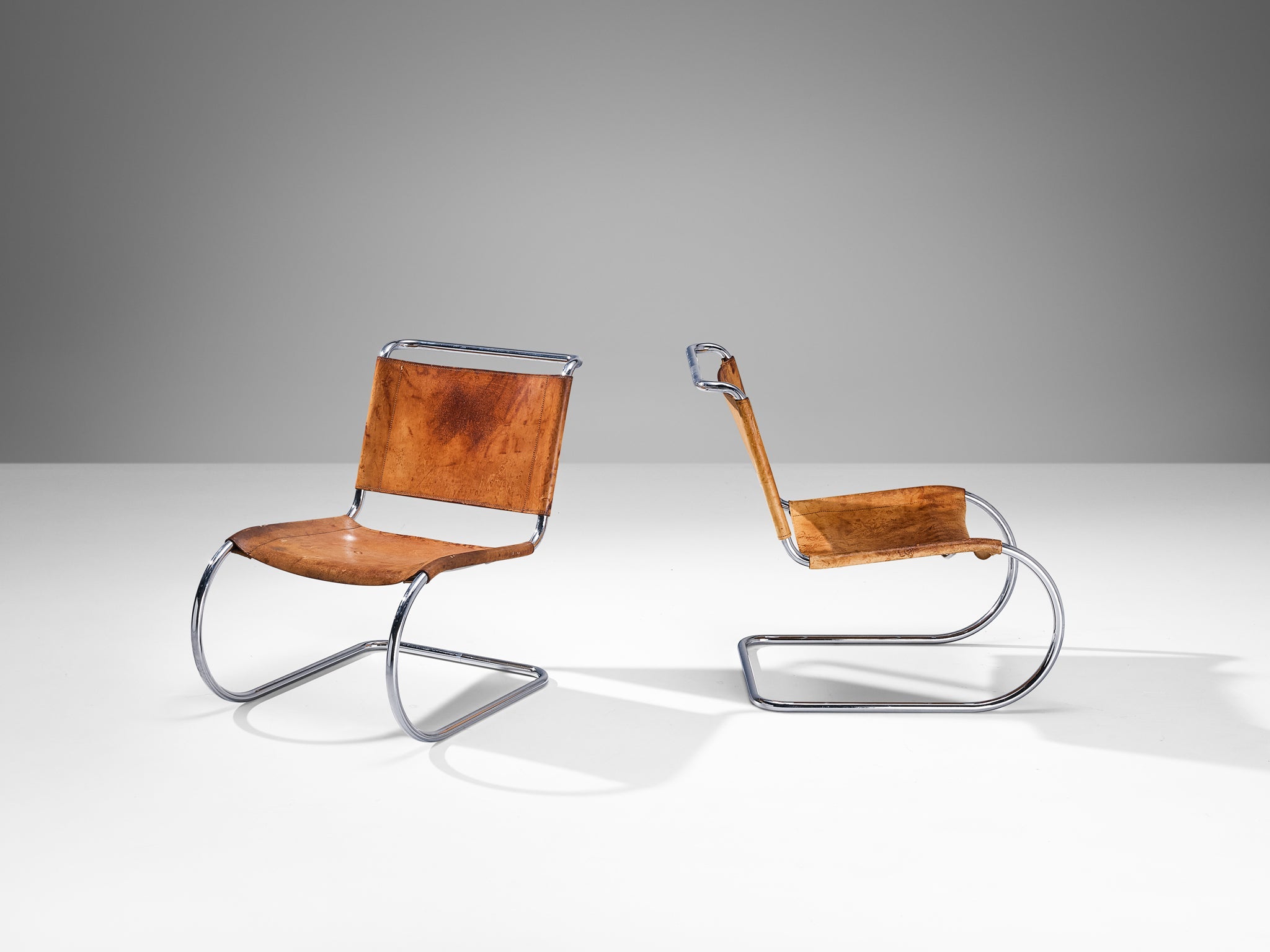 Pair of Cantilever Chairs in Cognac Leather and Chrome-plated Steel seating Morentz