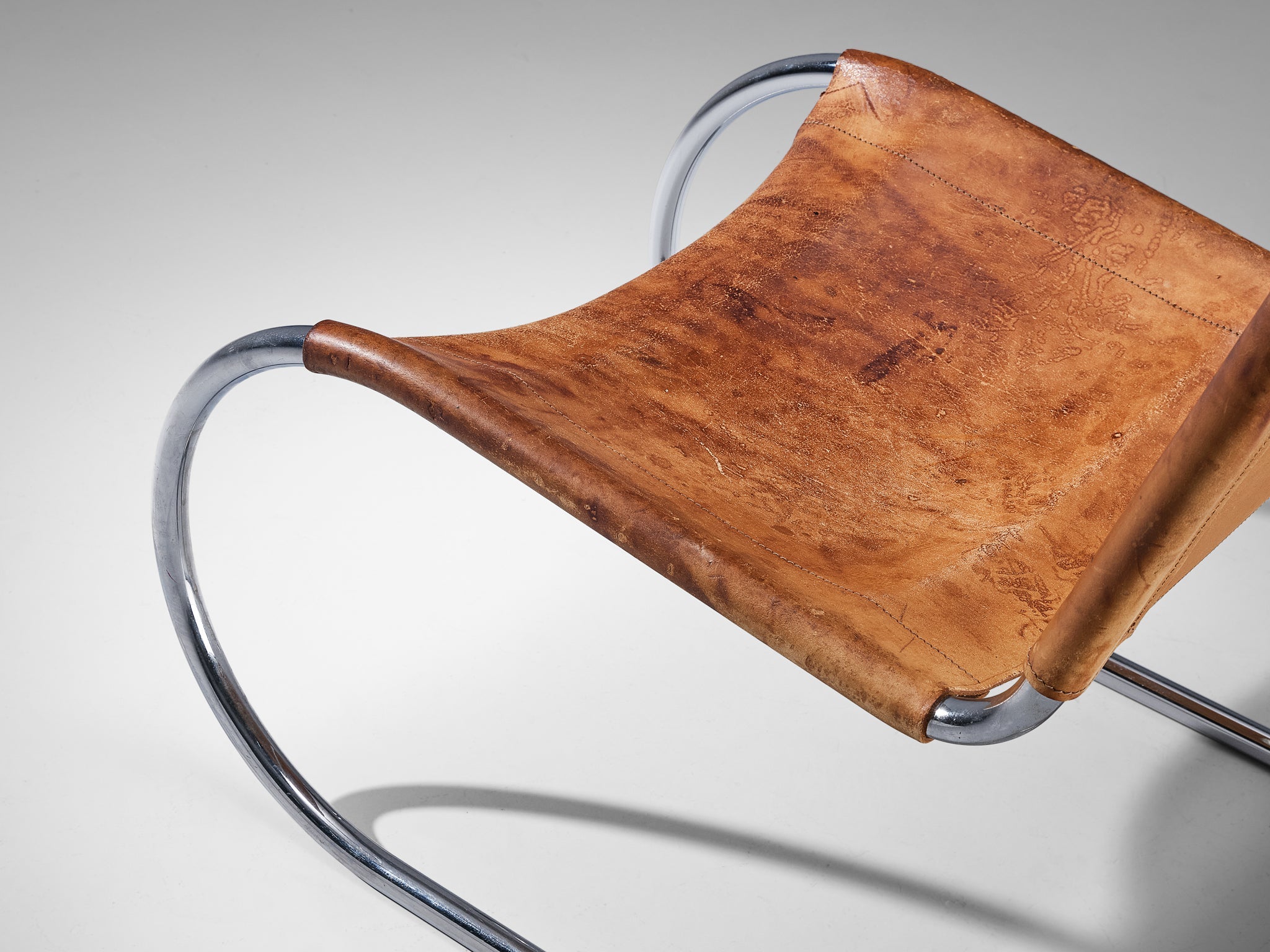 Pair of Cantilever Chairs in Cognac Leather and Chrome-plated Steel seating Morentz