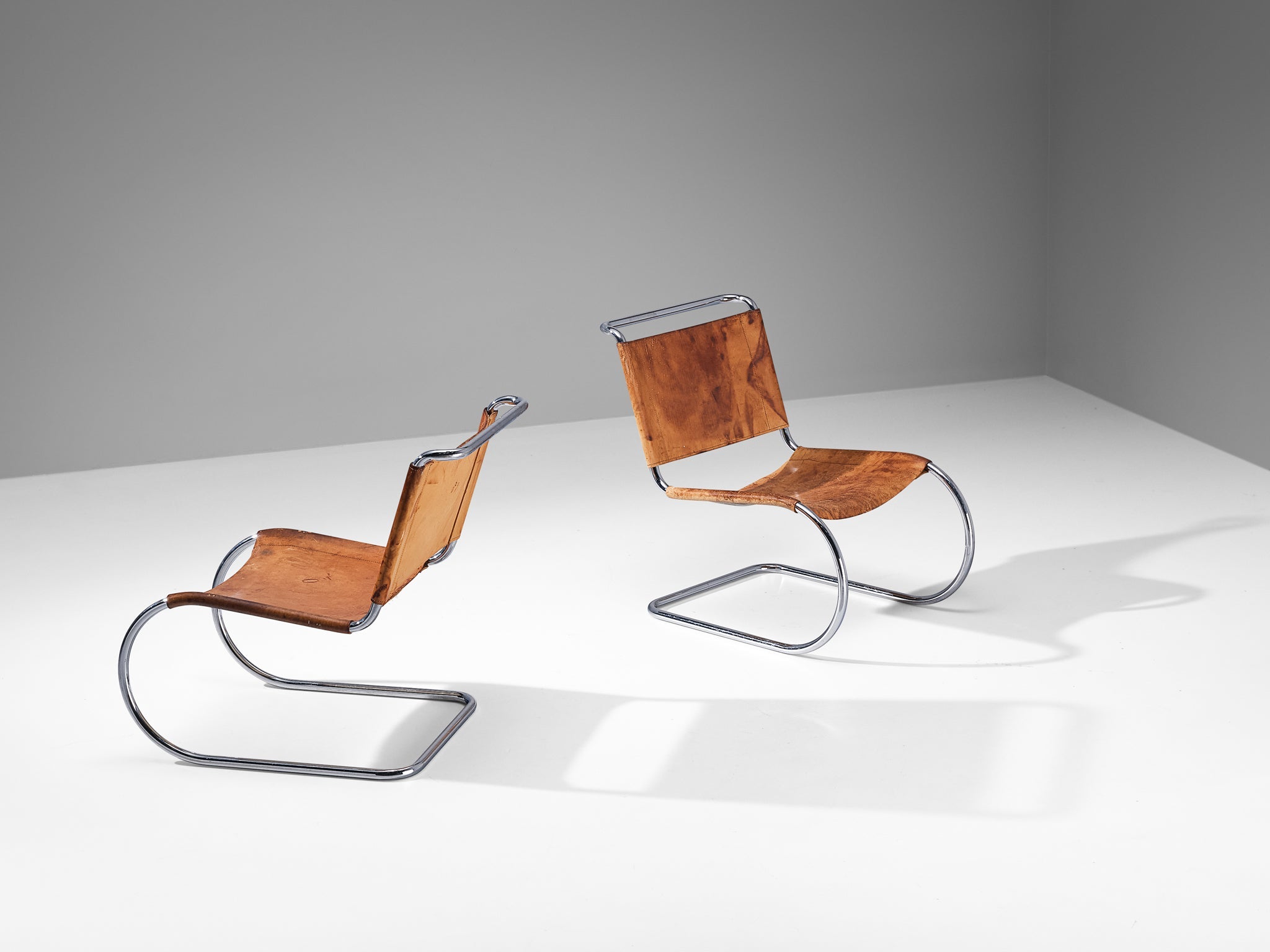 Pair of Cantilever Chairs in Cognac Leather and Chrome-plated Steel seating Morentz