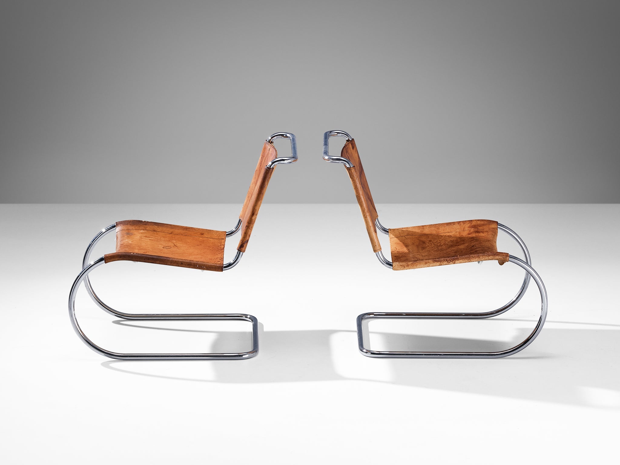 Pair of Cantilever Chairs in Cognac Leather and Chrome-plated Steel seating Morentz