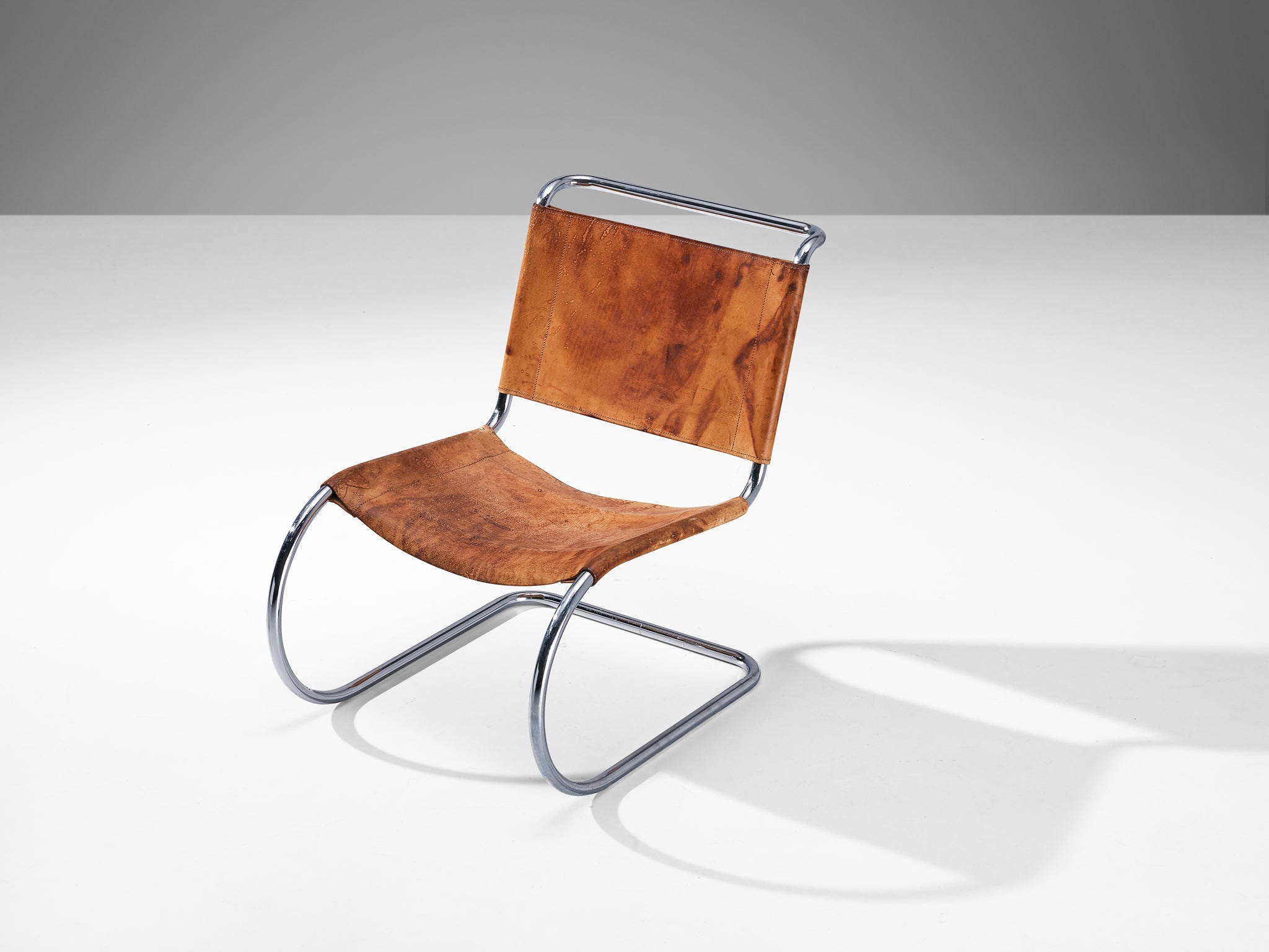 Pair of Cantilever Chairs in Cognac Leather and Chrome-plated Steel seating Morentz