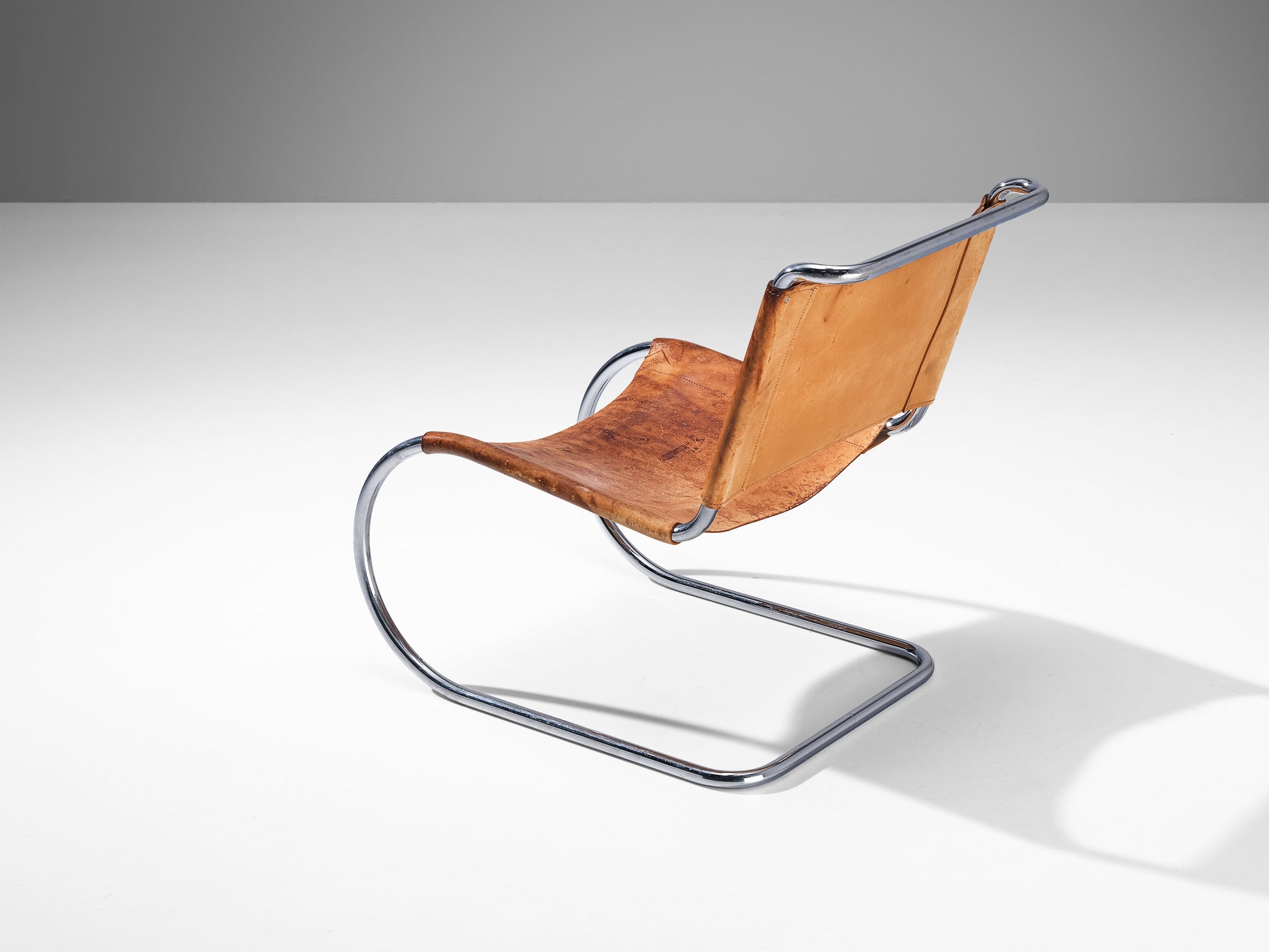 Pair of Cantilever Chairs in Cognac Leather and Chrome-plated Steel seating Morentz