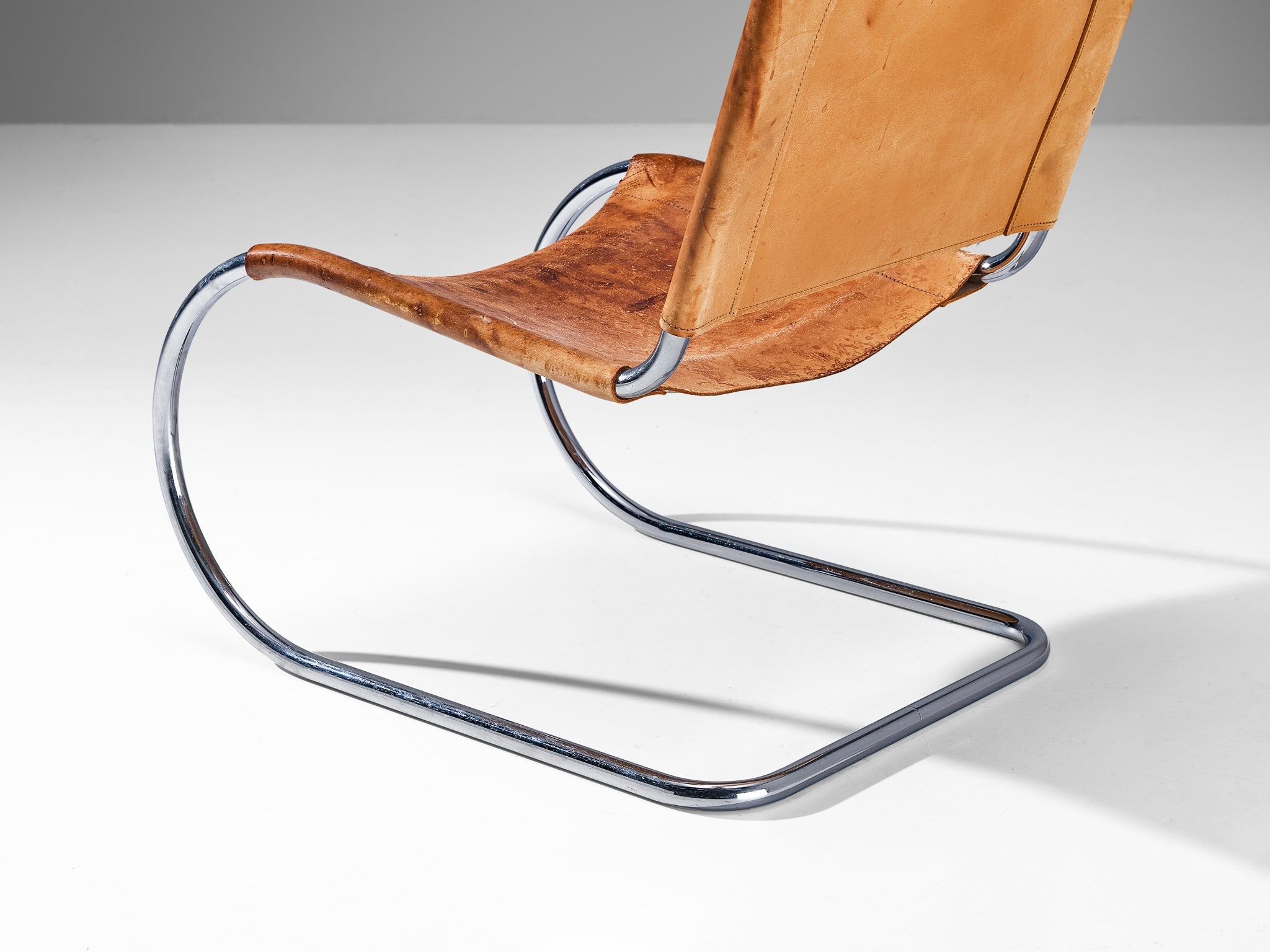Pair of Cantilever Chairs in Cognac Leather and Chrome-plated Steel seating Morentz