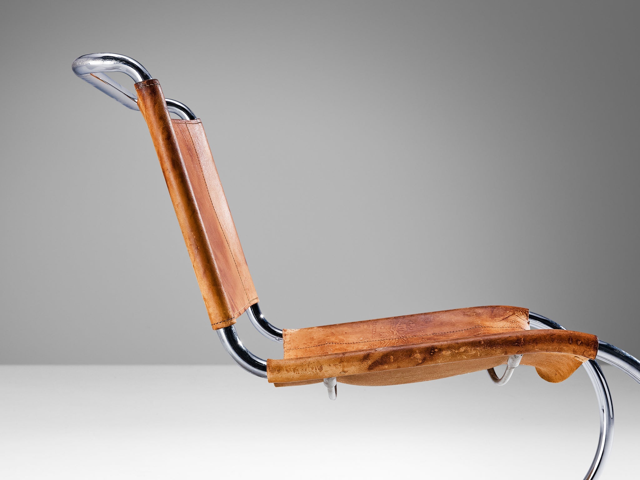 Pair of Cantilever Chairs in Cognac Leather and Chrome-plated Steel seating Morentz