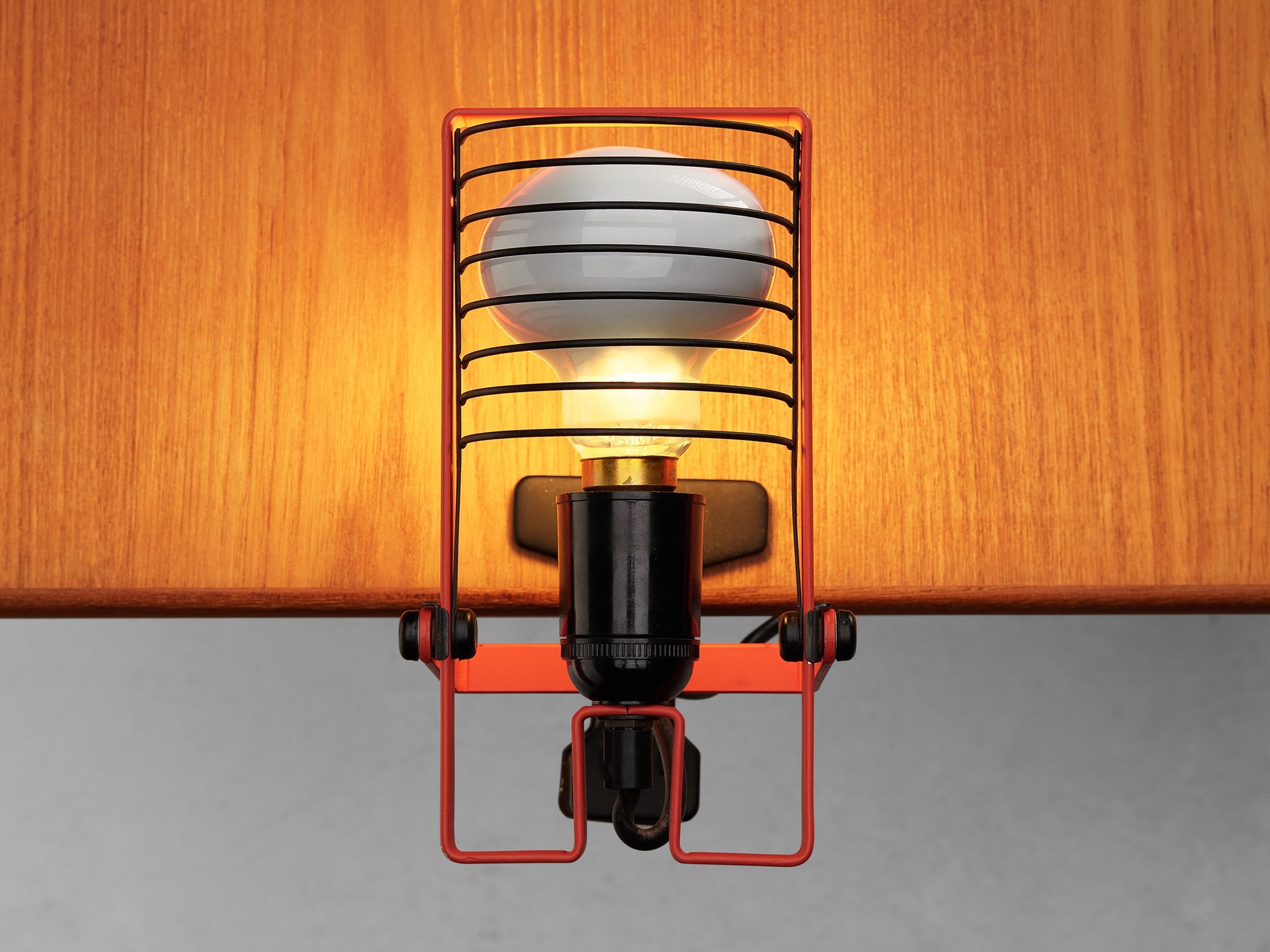 Ernesto Gismondi for Artemide First Edition 'Sintesi' Red Clamp Light lighting Morentz